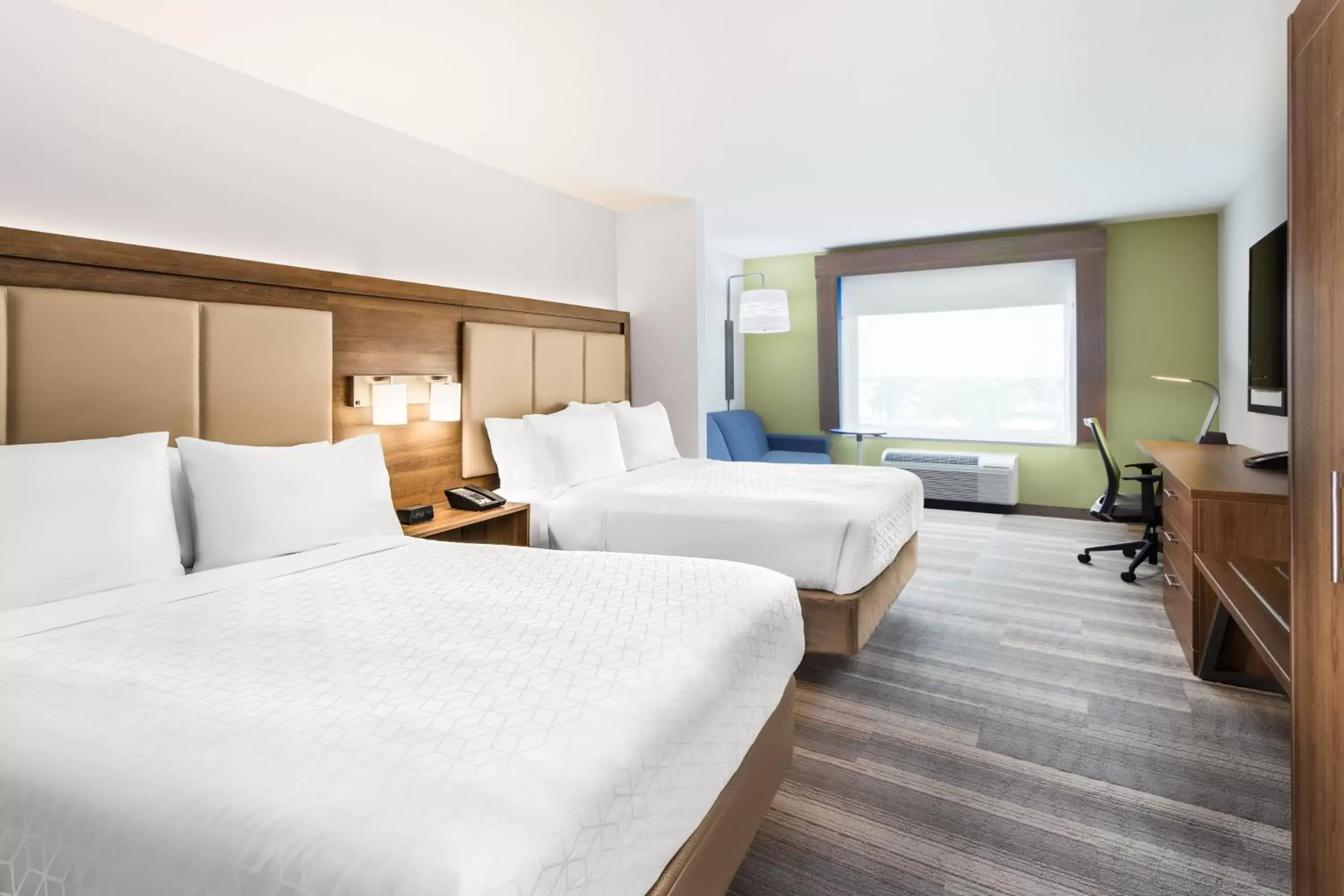Photo of the whole room in Holiday Inn Express Cruise Airport, an IHG Hotel