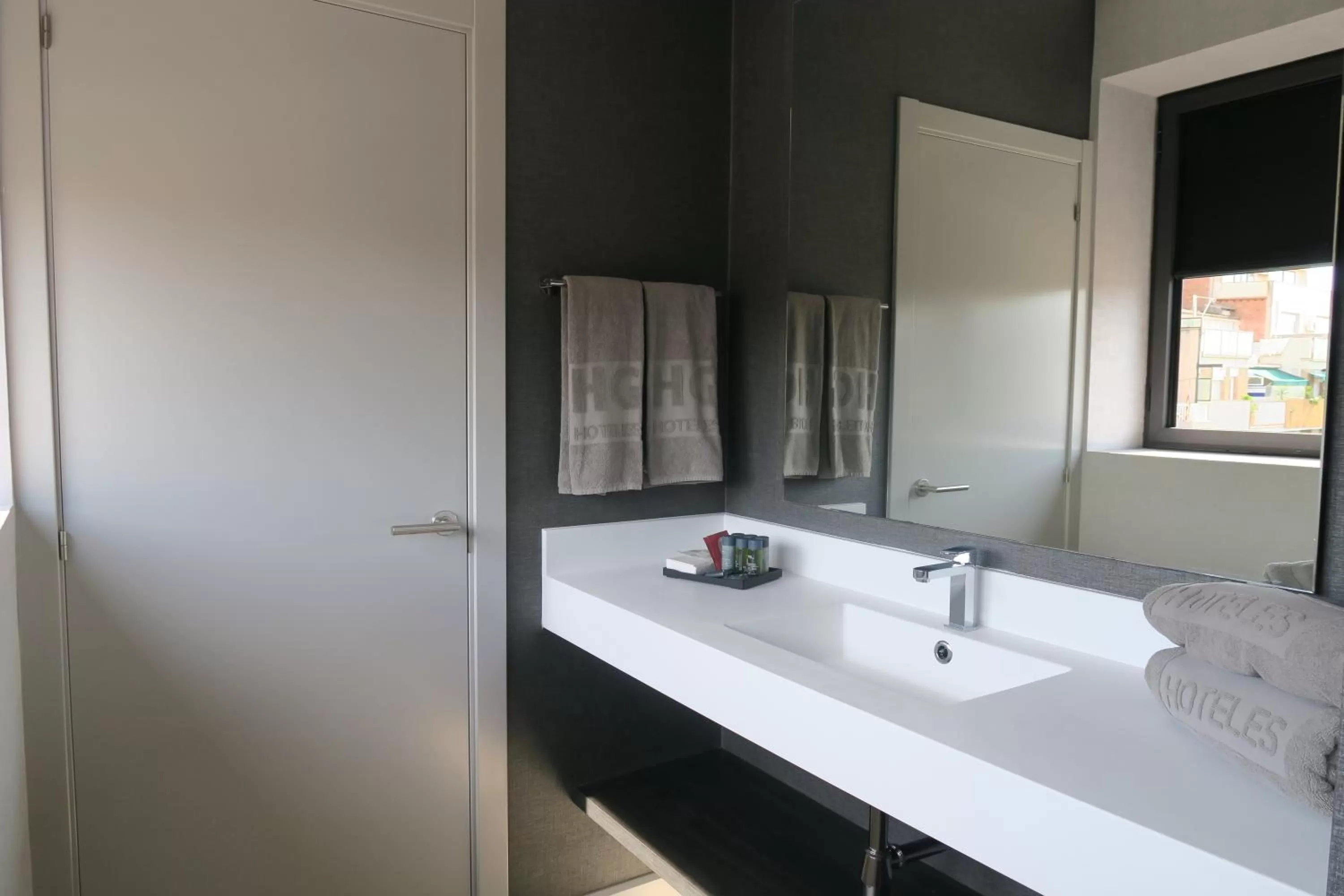 Bathroom in HG City Suites Barcelona