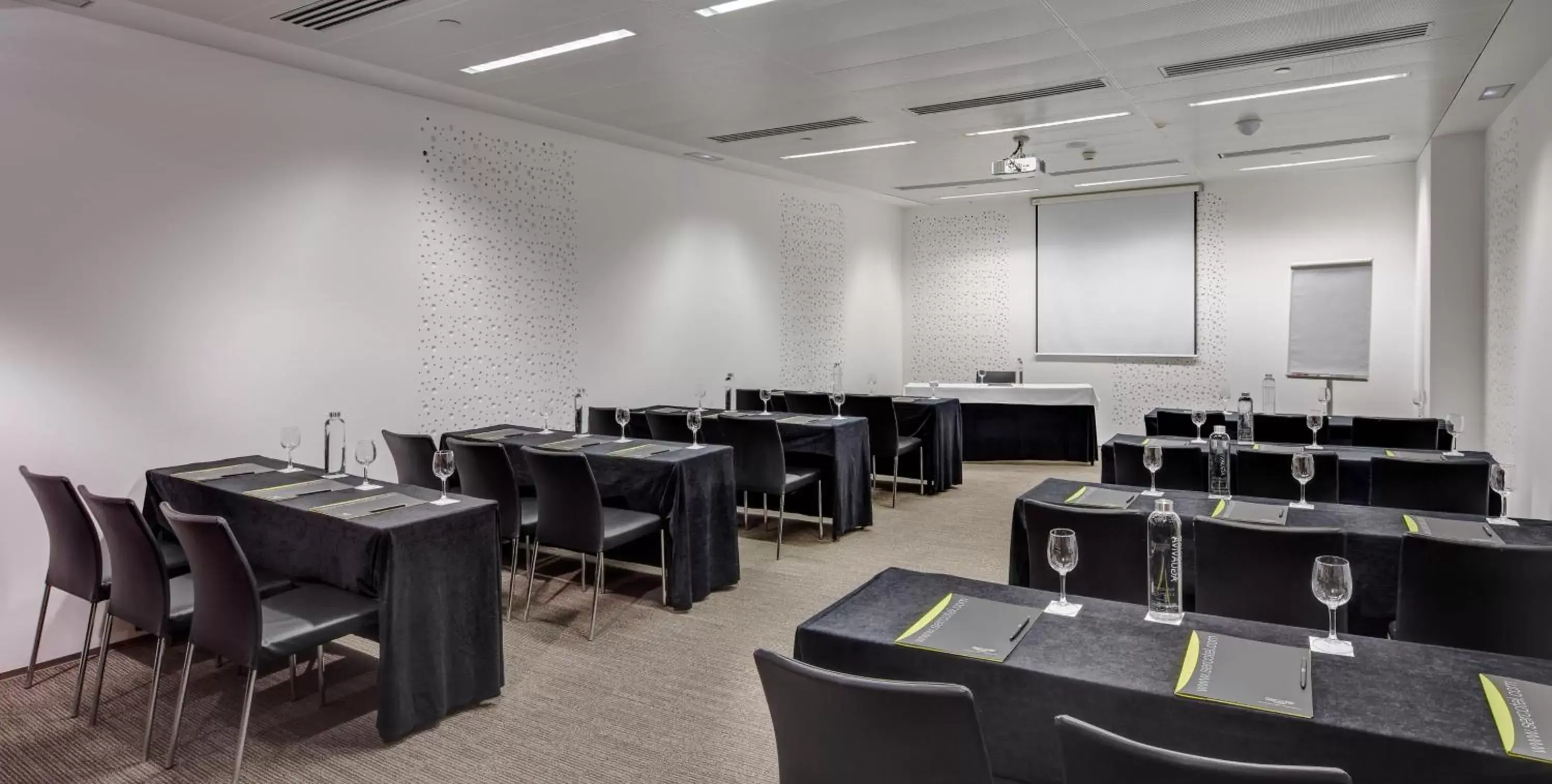 Meeting/conference room, Restaurant/Places to Eat in Sercotel Hotel Rosellon