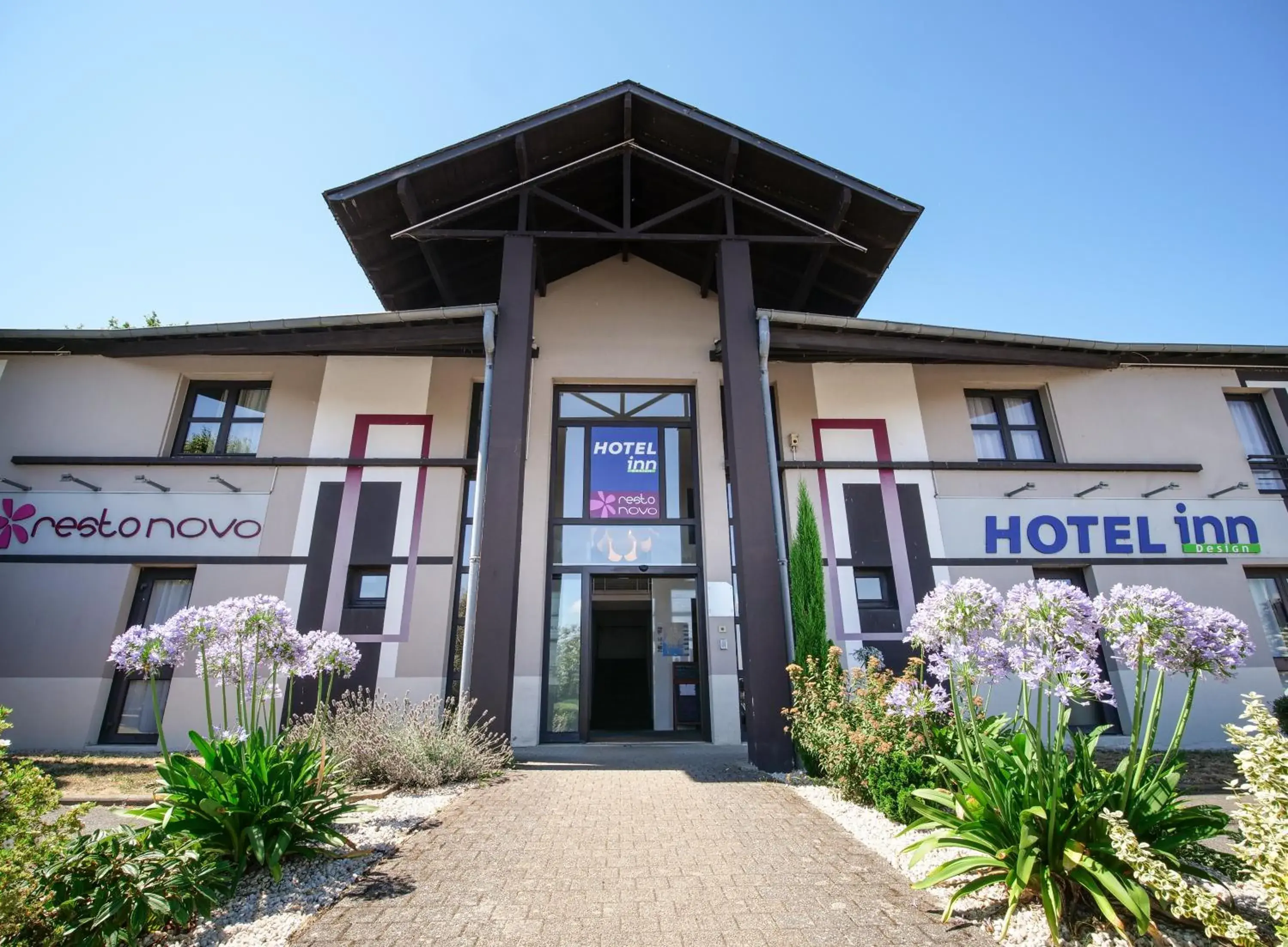 Facade/entrance, Property Building in Hôtel Inn Design Resto Novo Langres