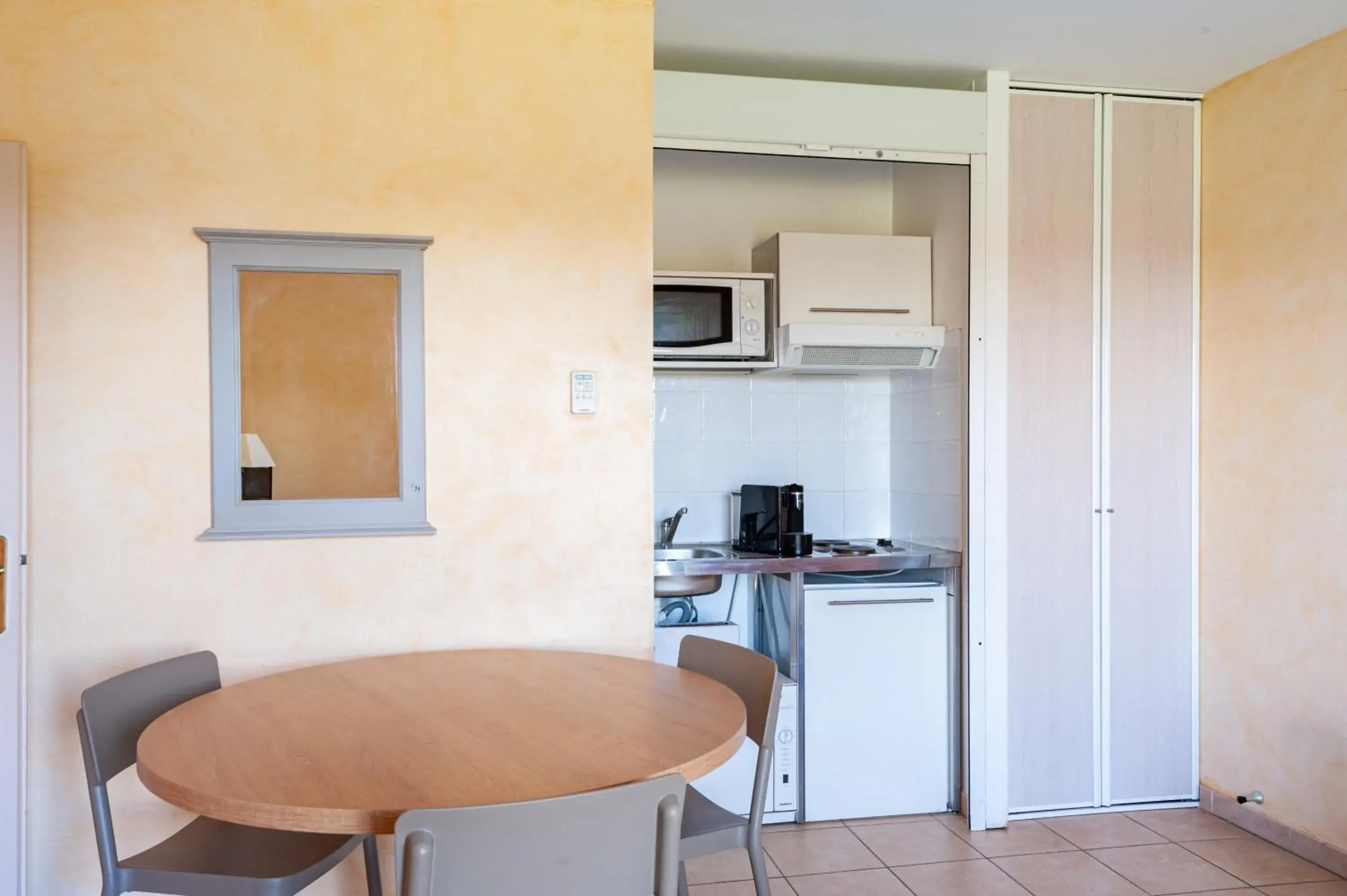 Kitchen or kitchenette, Kitchen/Kitchenette in Residhotel Golf Grand Avignon