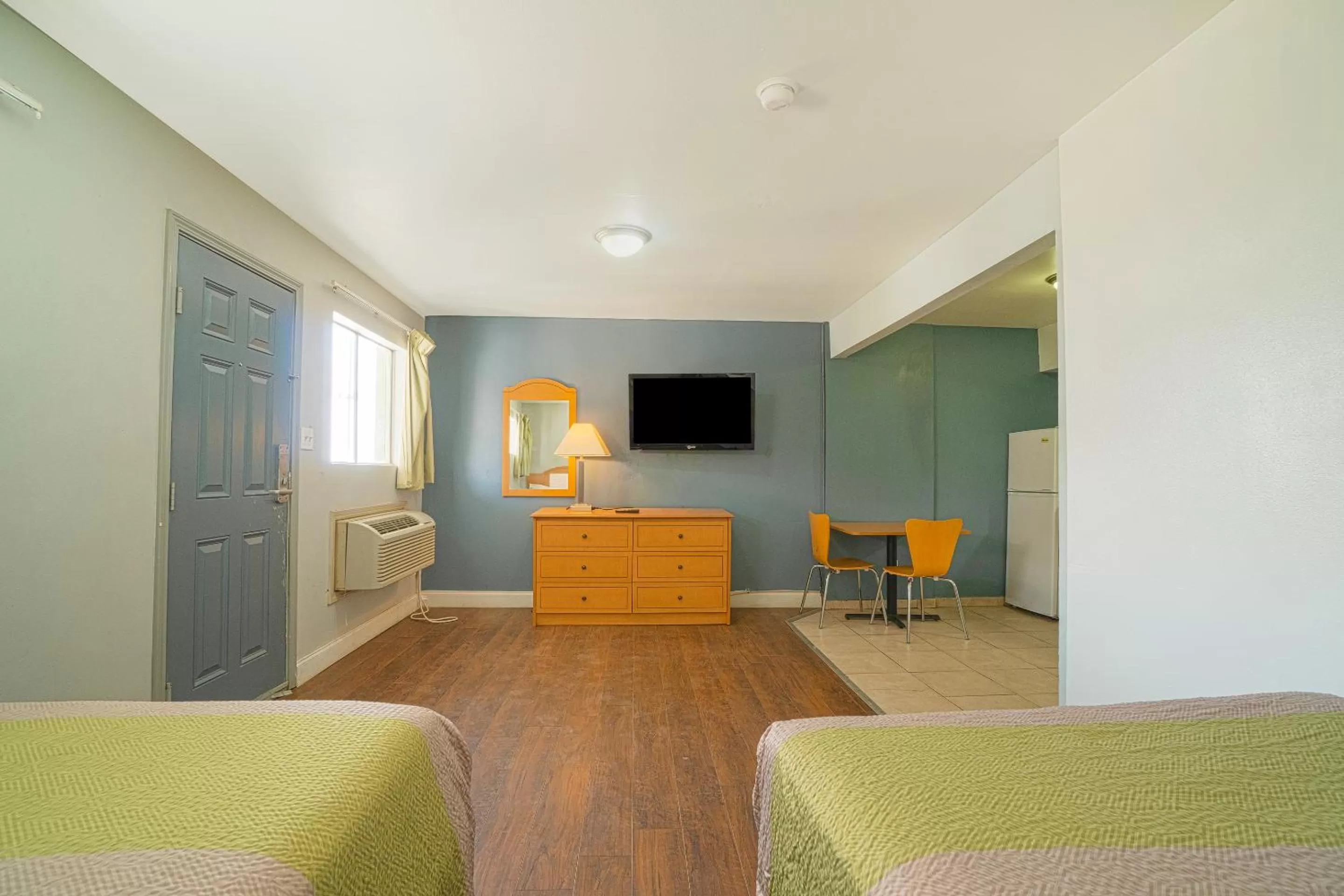 2 Full Bed with kitchenette Non-Smoking in OYO Hotel Midland