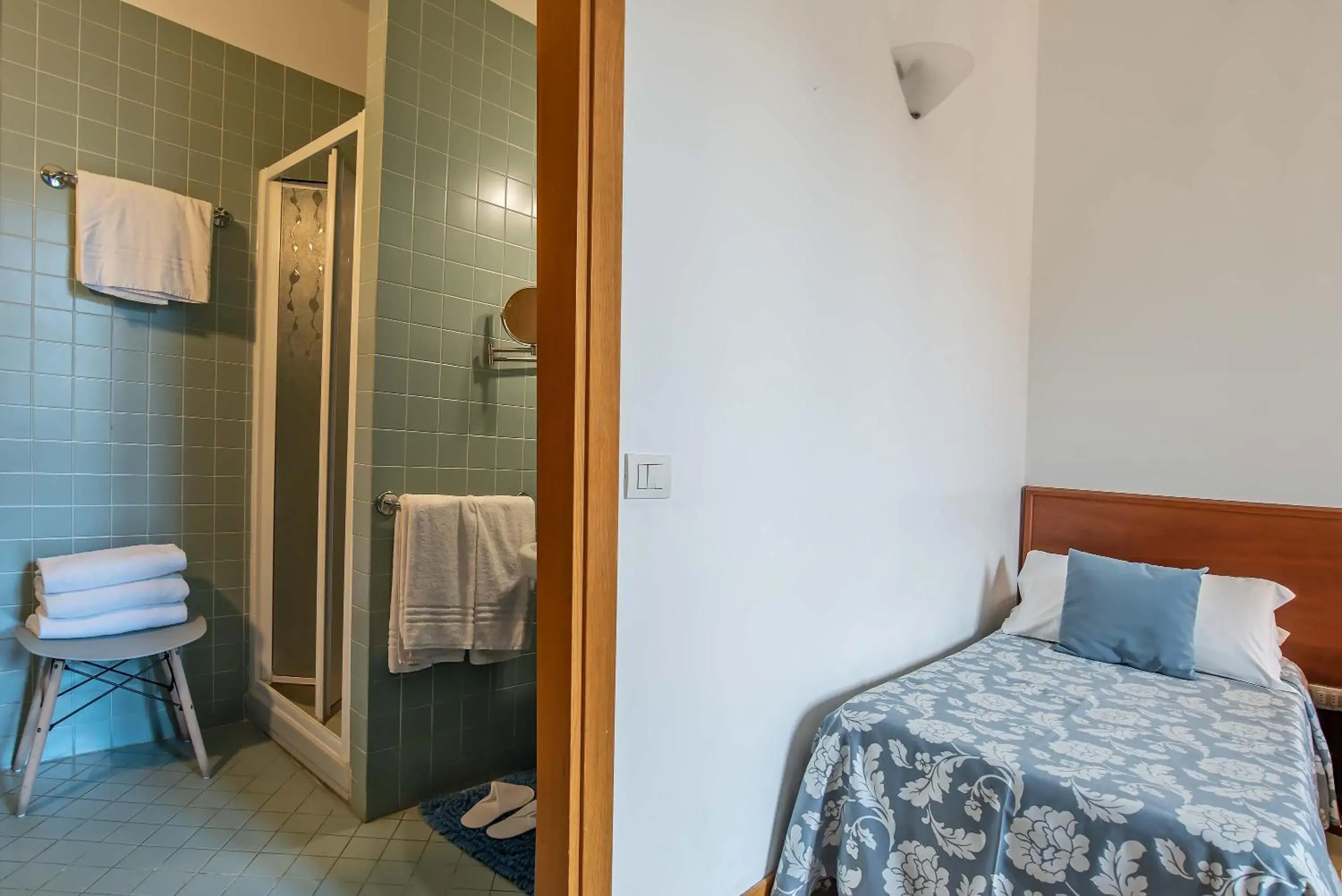 Bathroom, Bed in Hotel Bonifacio Bathroom, Bed in Hotel Bonifacio