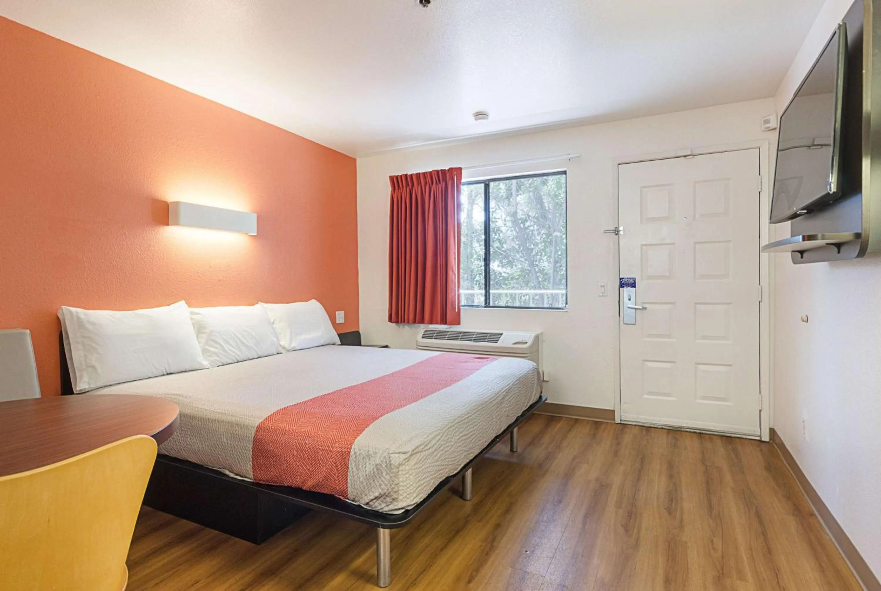 TV and multimedia, Bed in Motel 6-Fresno, CA