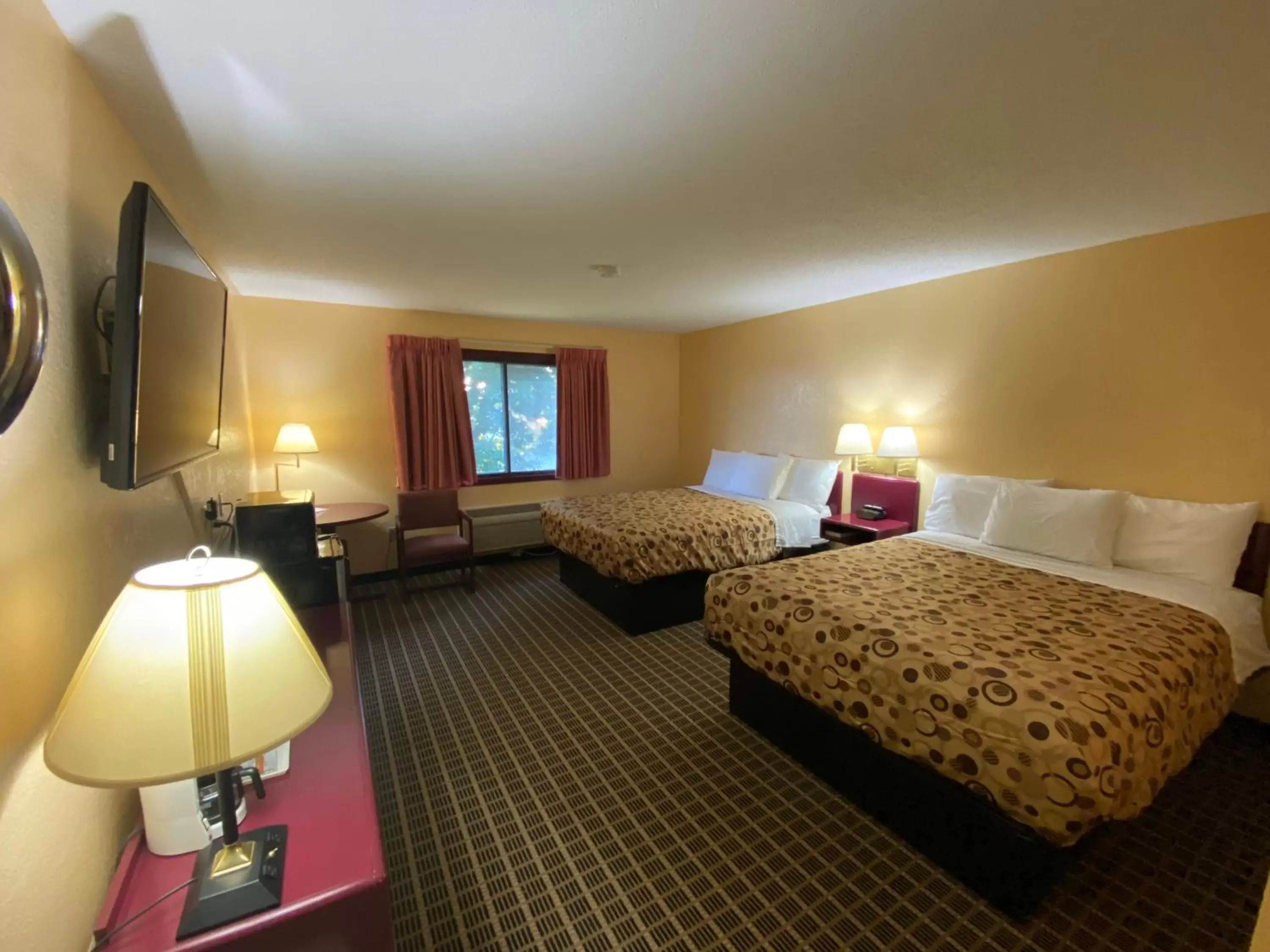 TV and multimedia, Bed in America's Stay Inn Stewartville