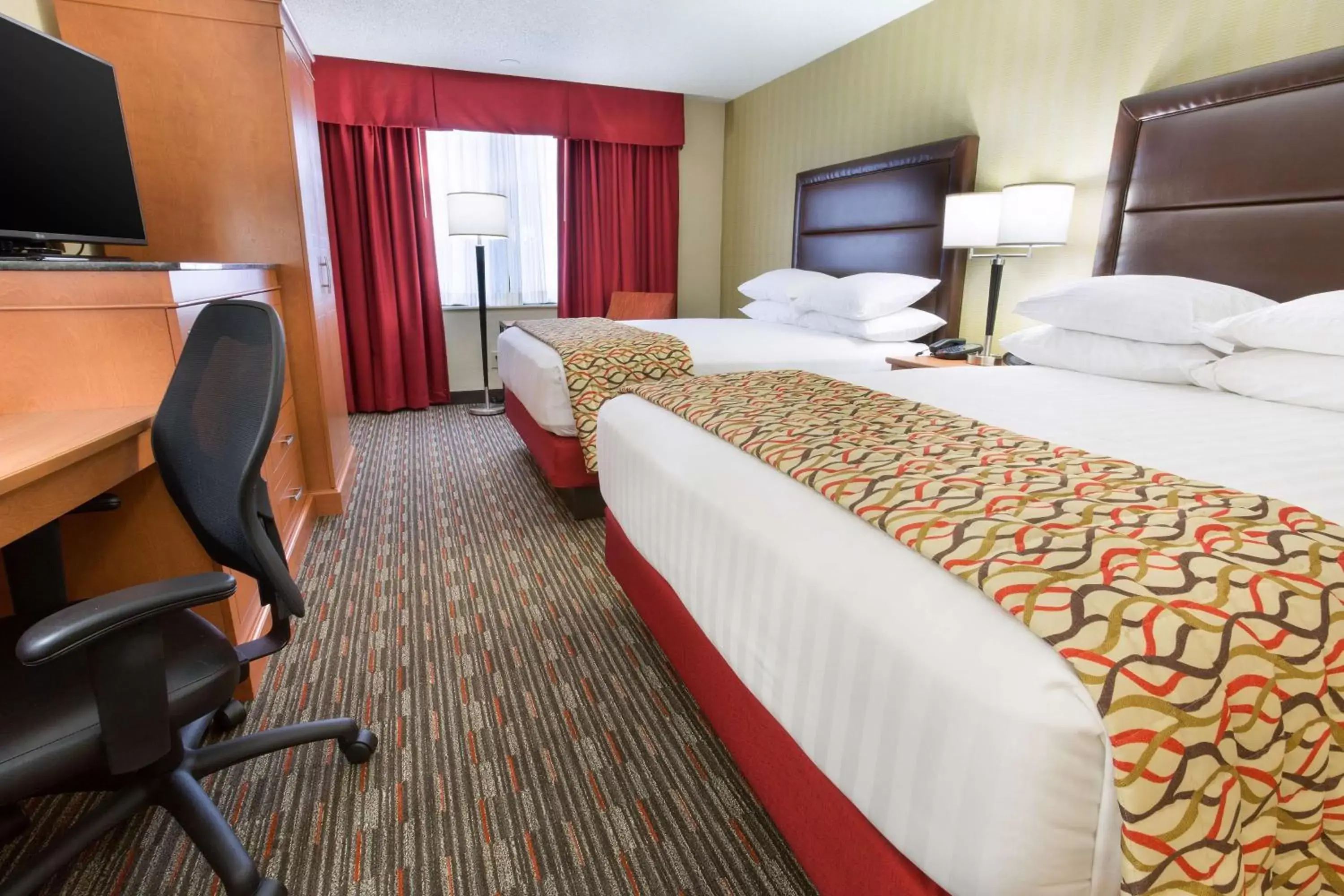 Photo of the whole room, Bed in Drury Inn and Suites St Louis Union Station