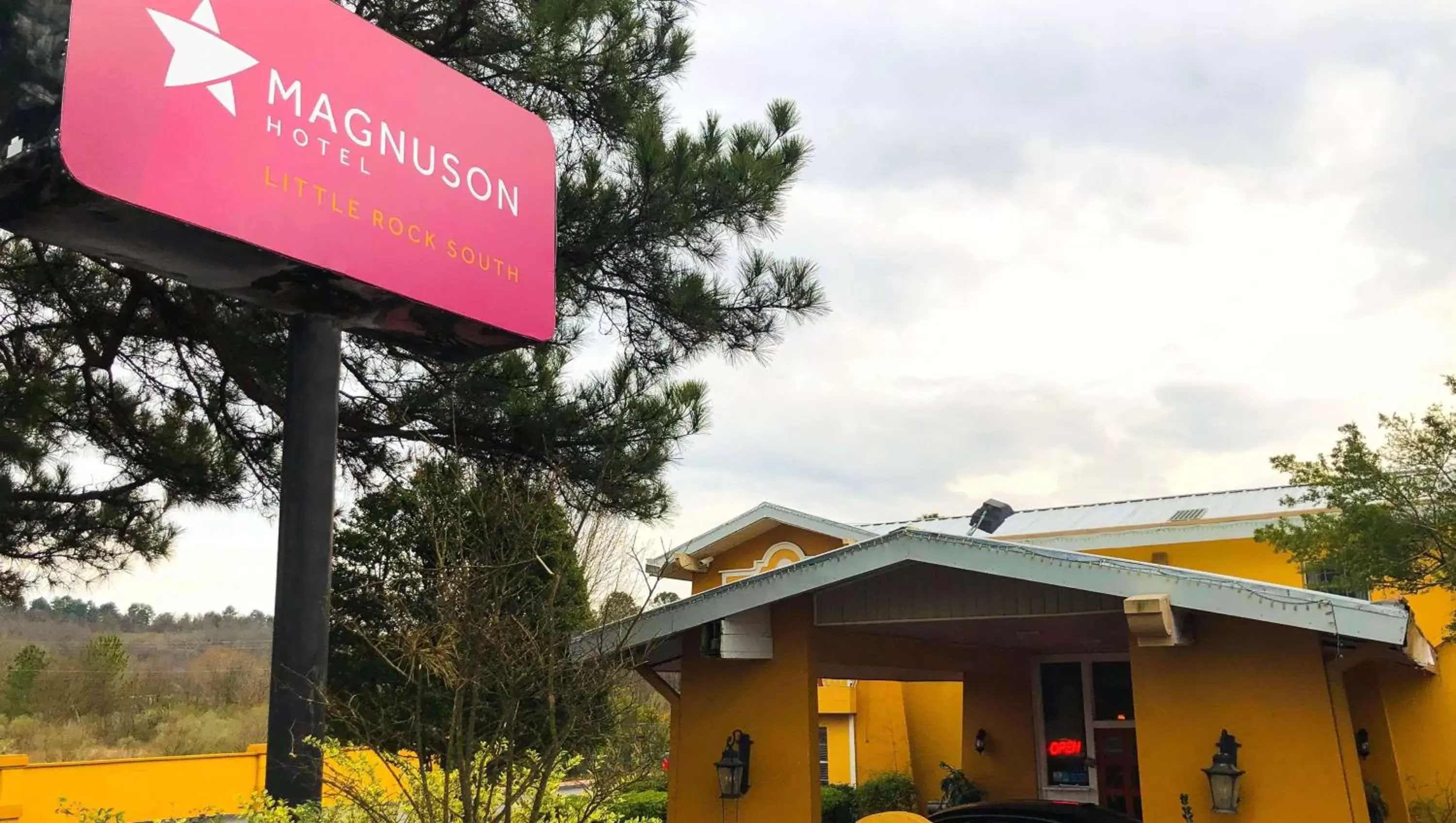 Property building in Magnuson Hotel Little Rock South Property building in Magnuson Hotel Little Rock South