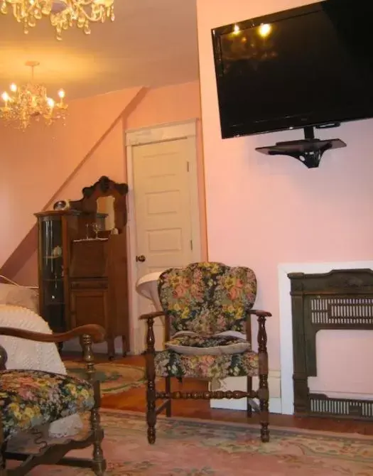 TV and multimedia, TV/Entertainment Center in Wakamow Heights Bed and Breakfast