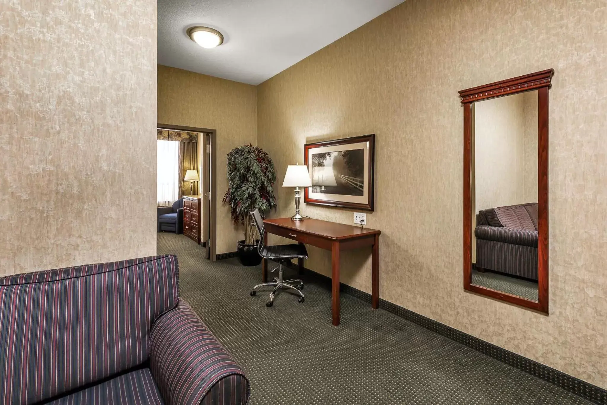 Guests, TV/Entertainment Center in Redwood Inn & Suites
