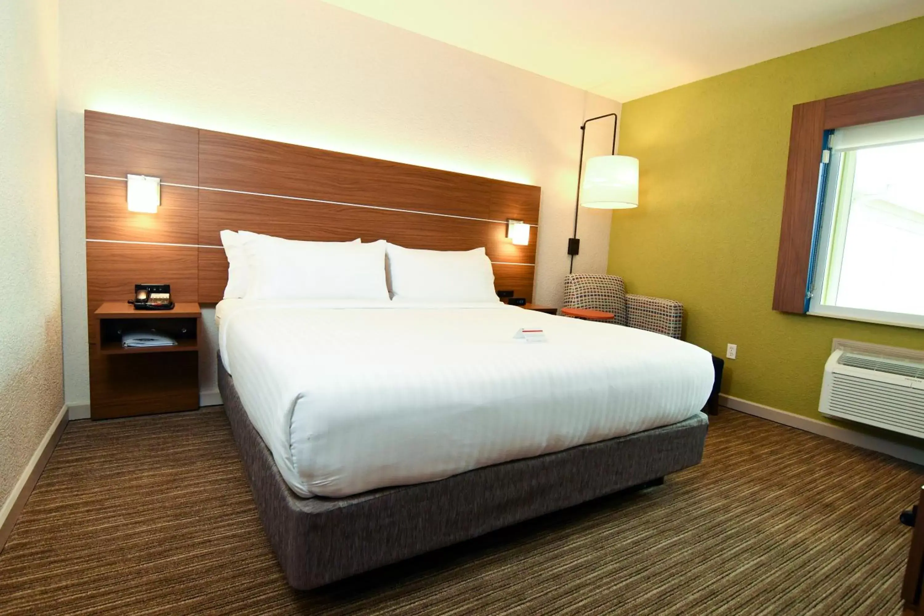 Photo of the whole room, Bed in Holiday Inn Express Hotel & Suites Port Clinton-Catawba Island, an IHG Hotel