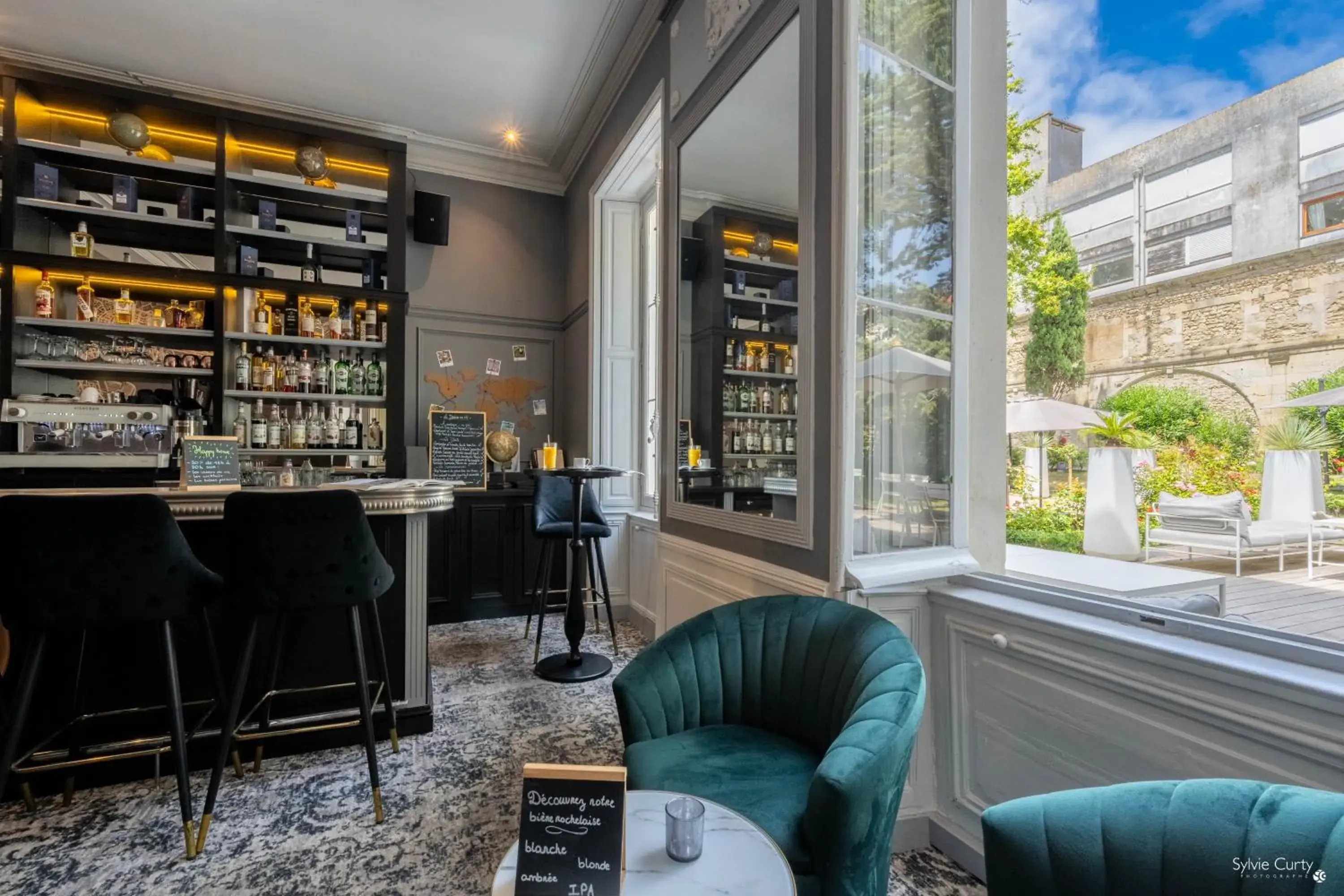 Lounge or bar in Le Champlain