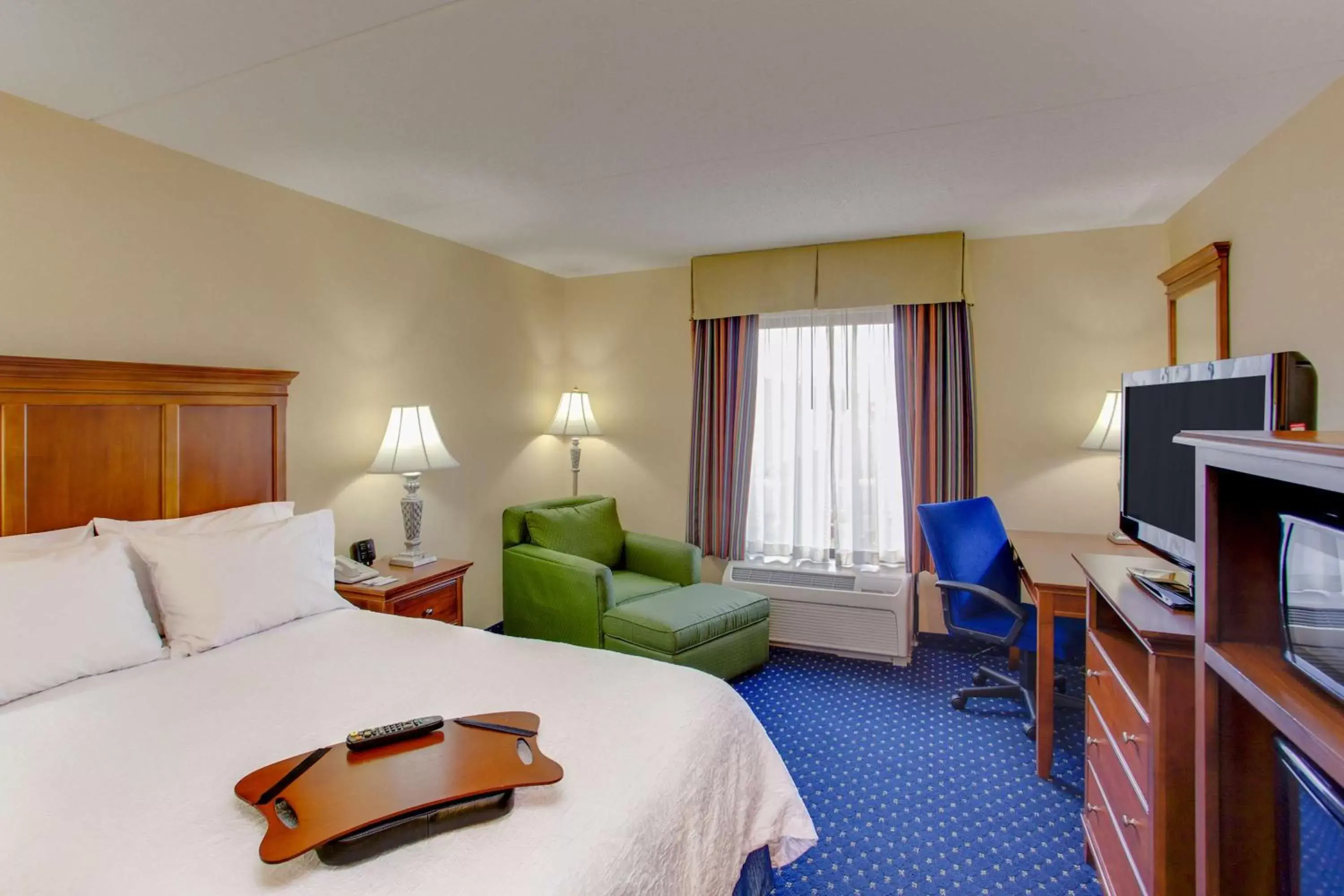 Bedroom in Hampton Inn and Suites Fredericksburg South