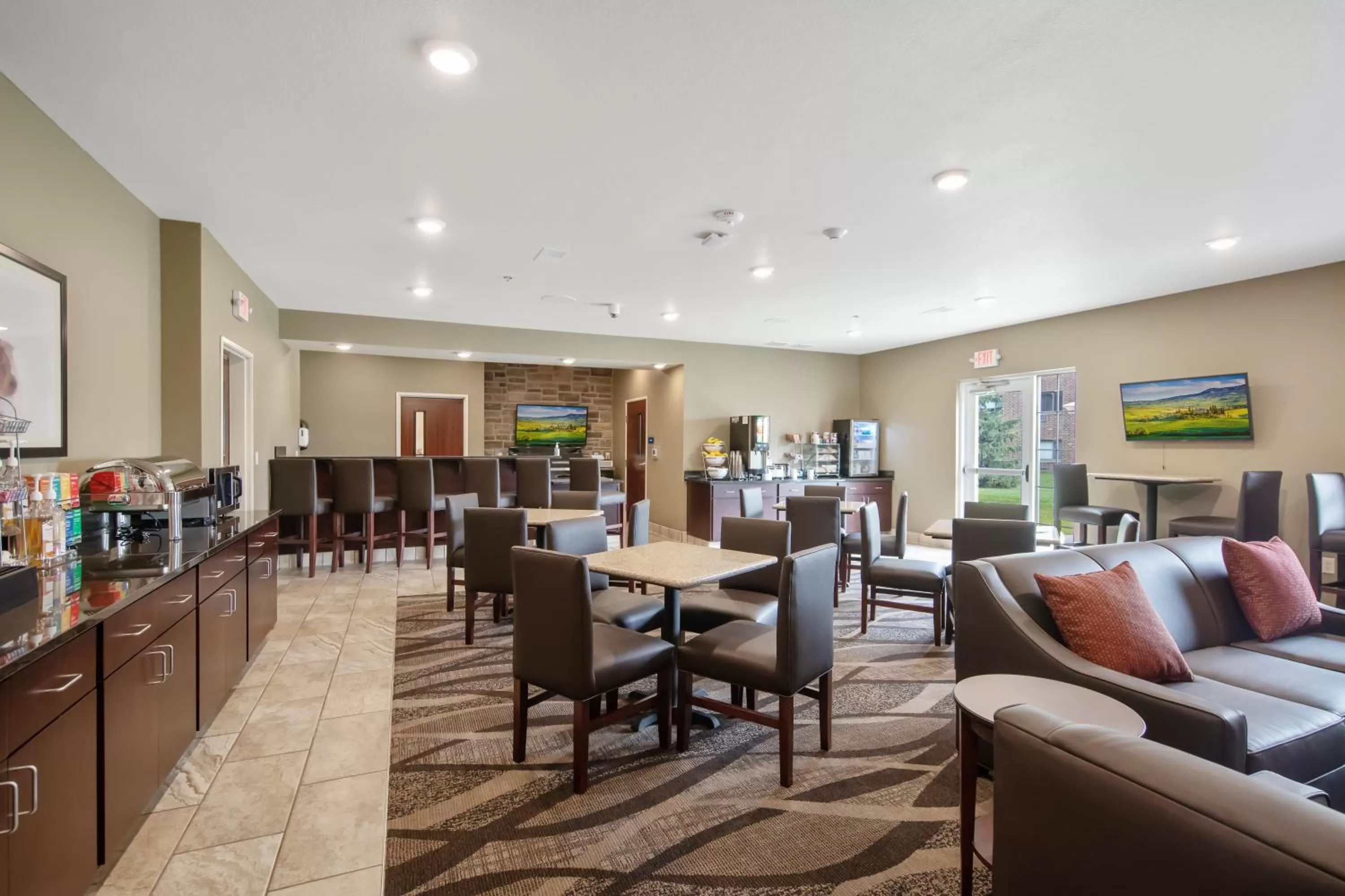 Lounge or bar in Cobblestone Hotel & Suites - Austin