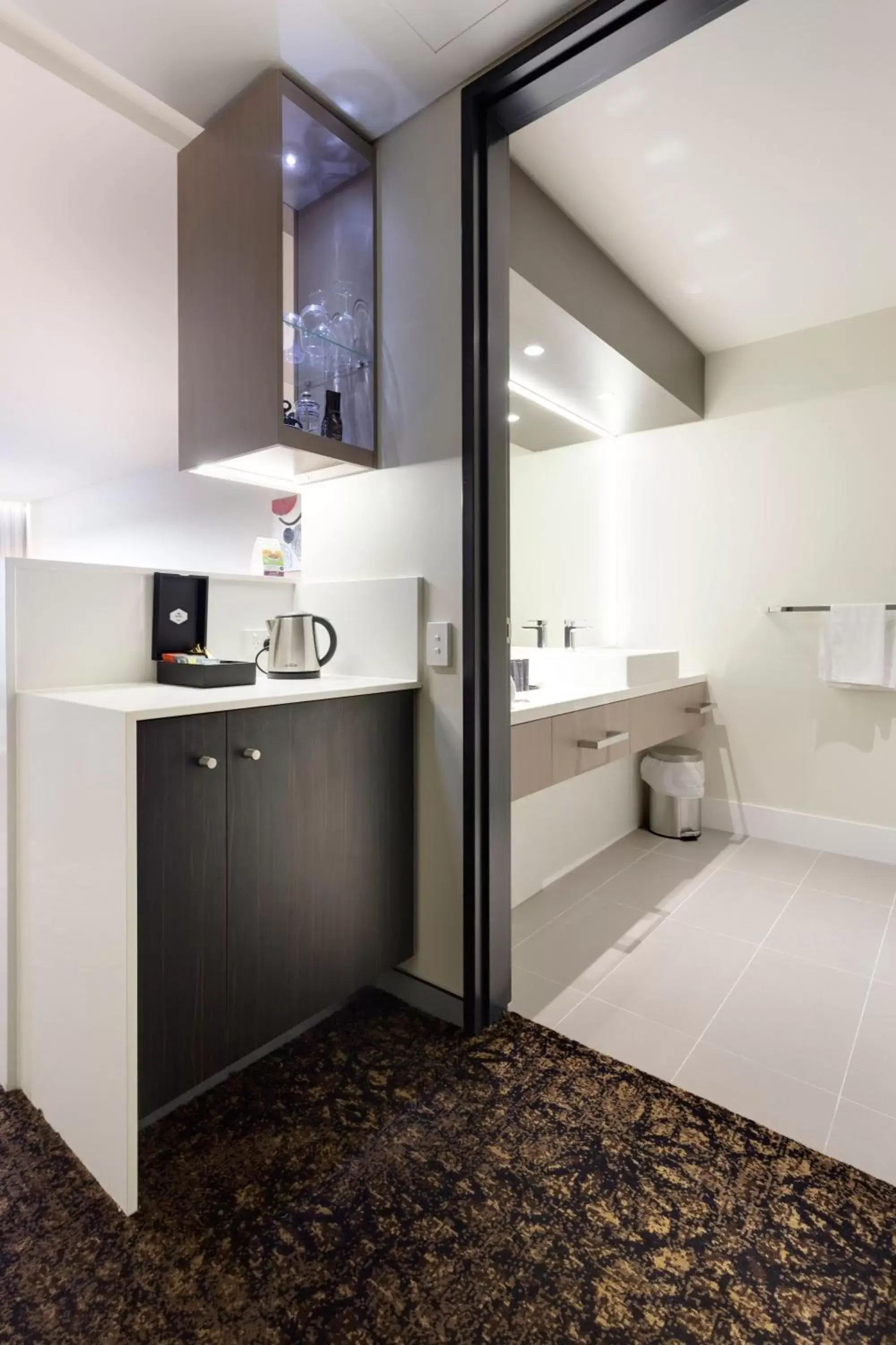 Coffee/tea facilities, Bathroom in Calamvale Hotel Suites and Conference Centre