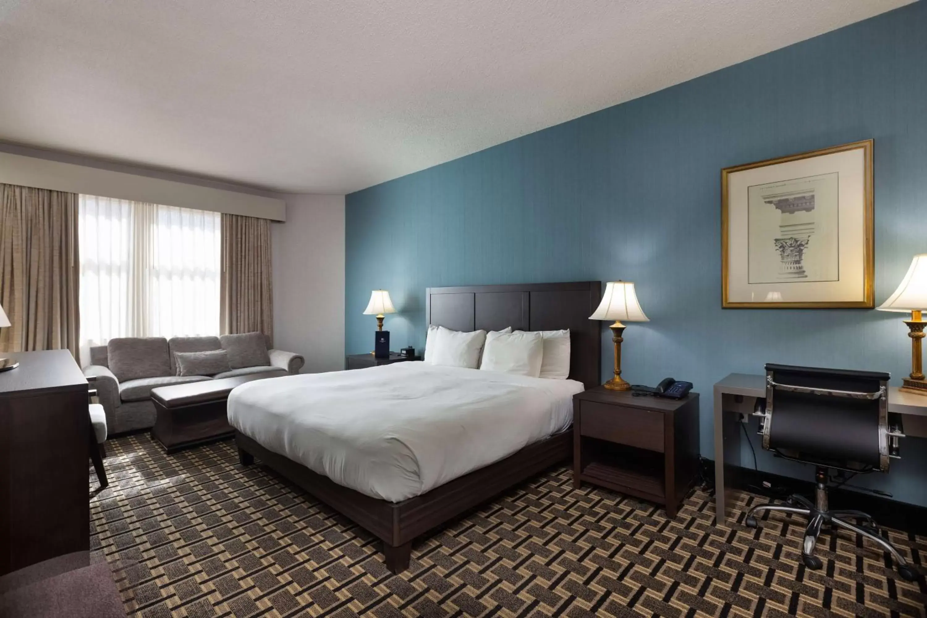 Living room, Bed in Inn at the Colonnade Baltimore - A DoubleTree by Hilton Hotel