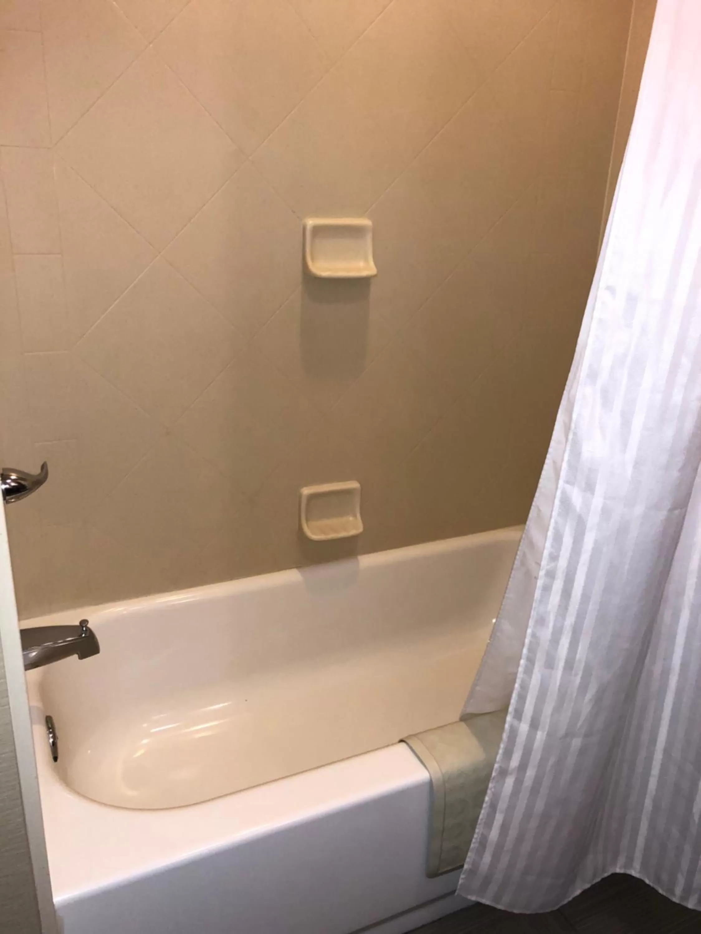 Countryview Inn & Suites