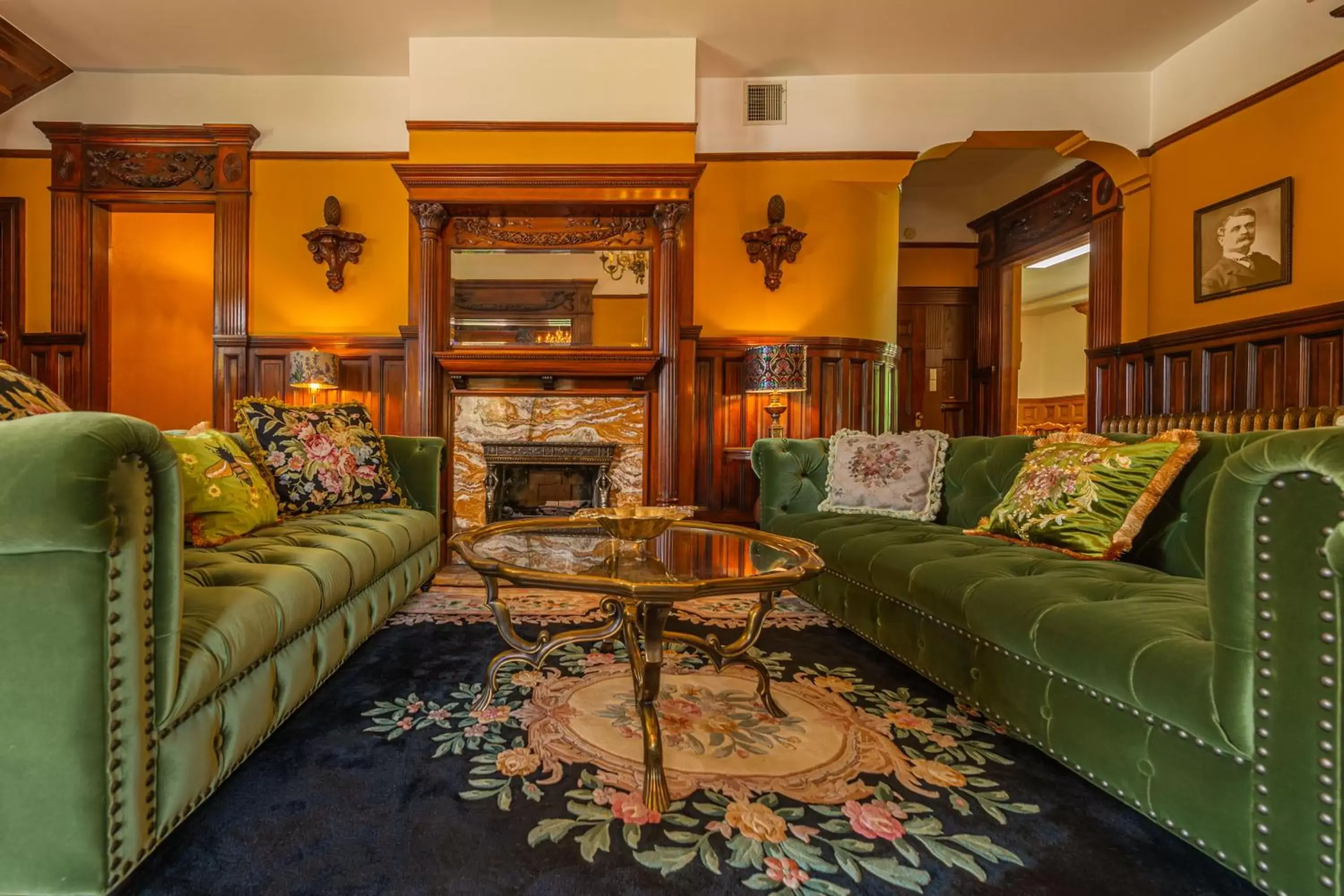 flat iron, Seating Area in Orman Mansion - Pueblo's Most Luxurious Stay!