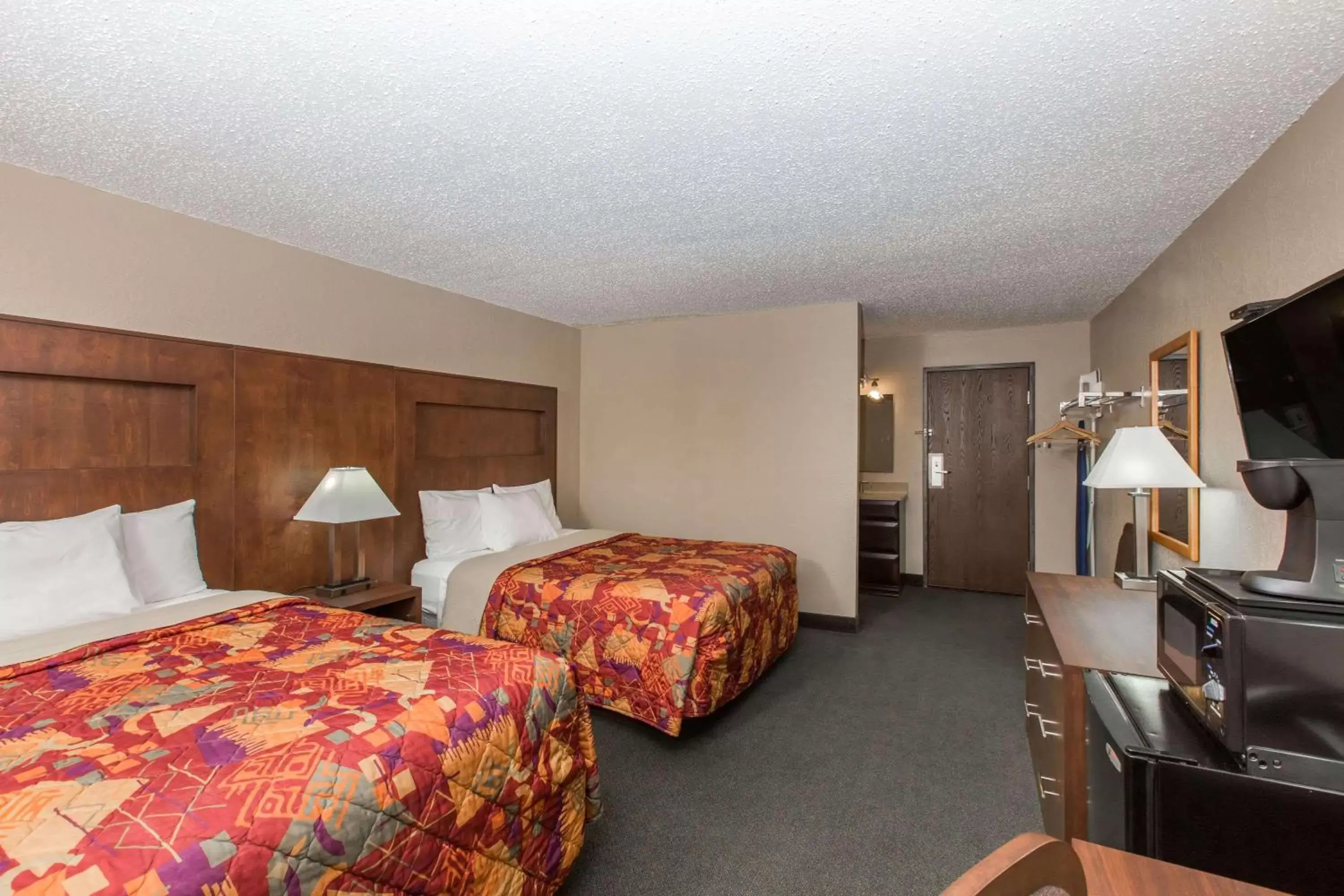 Photo of the whole room, Bed in Days Inn by Wyndham Pierre