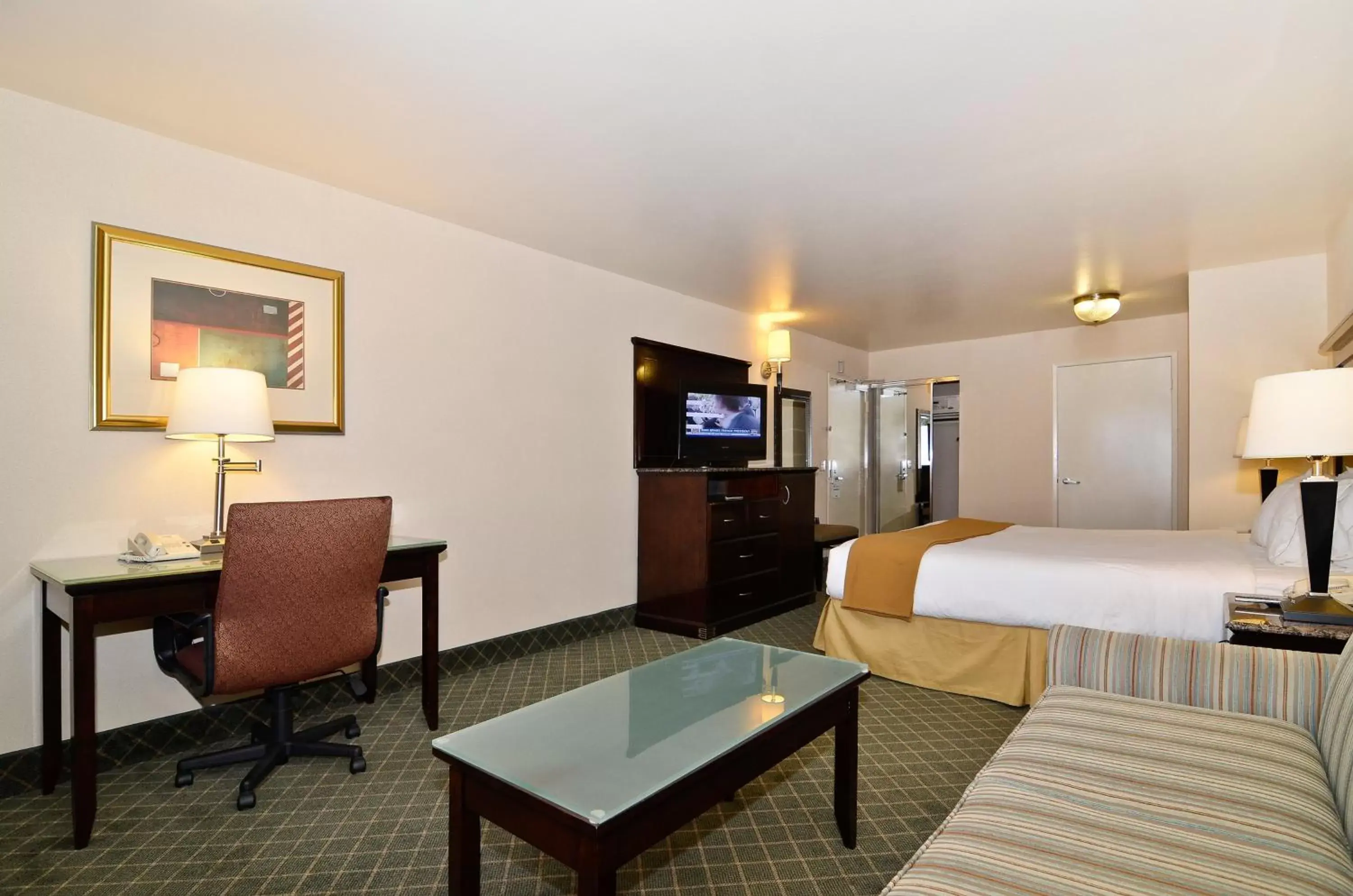 Photo of the whole room, TV/Entertainment Center in Holiday Inn Express Mira Mesa San Diego, an IHG Hotel
