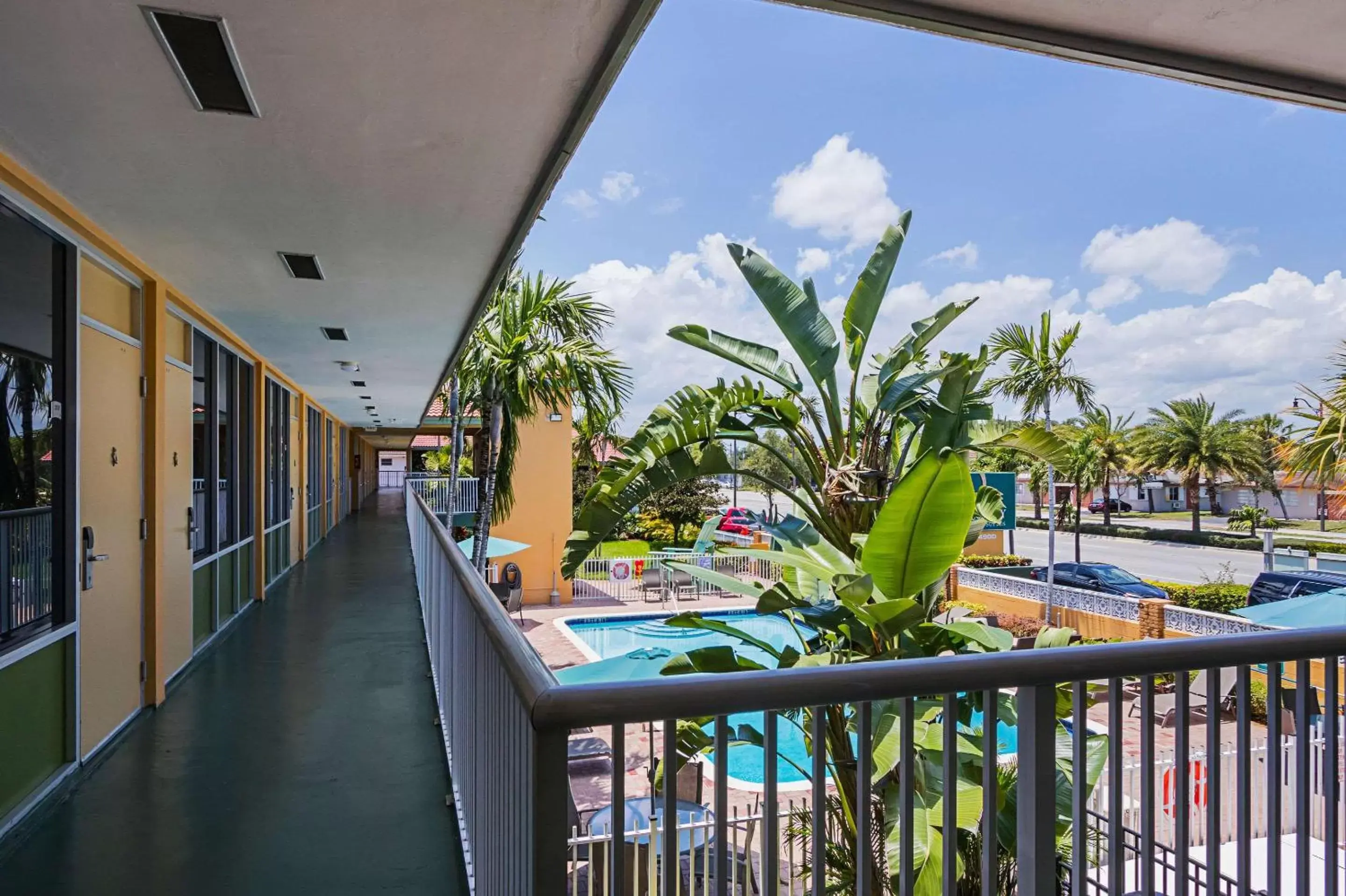 Property building, Balcony/Terrace in Quality Inn & Suites Airport - Cruise Port Hollywood