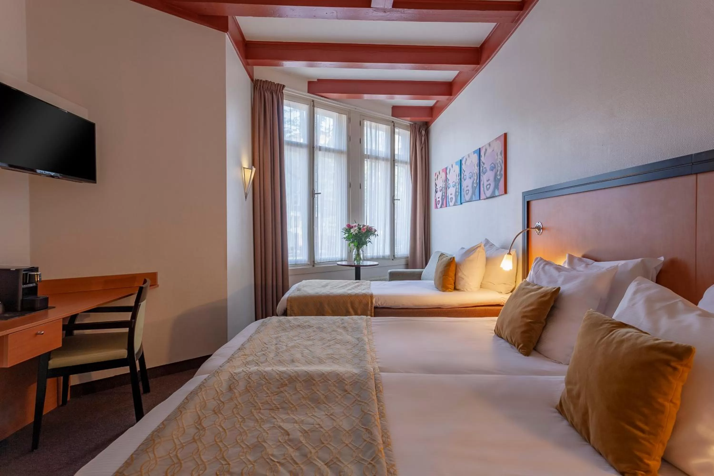 Photo of the whole room, Bed in Avenue Hotel