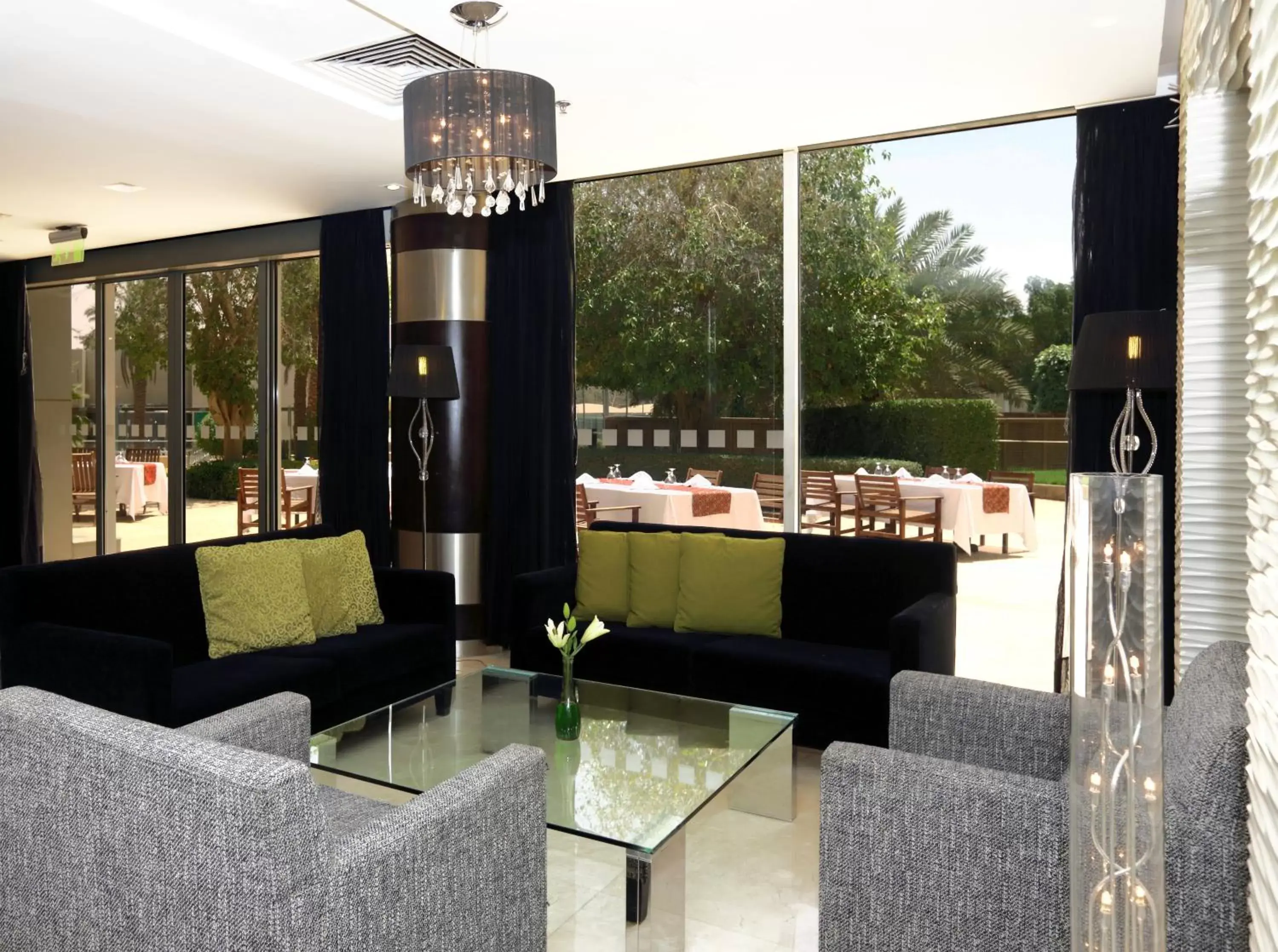 Lounge or bar in Holiday Inn Riyadh Izdihar, an IHG Hotel