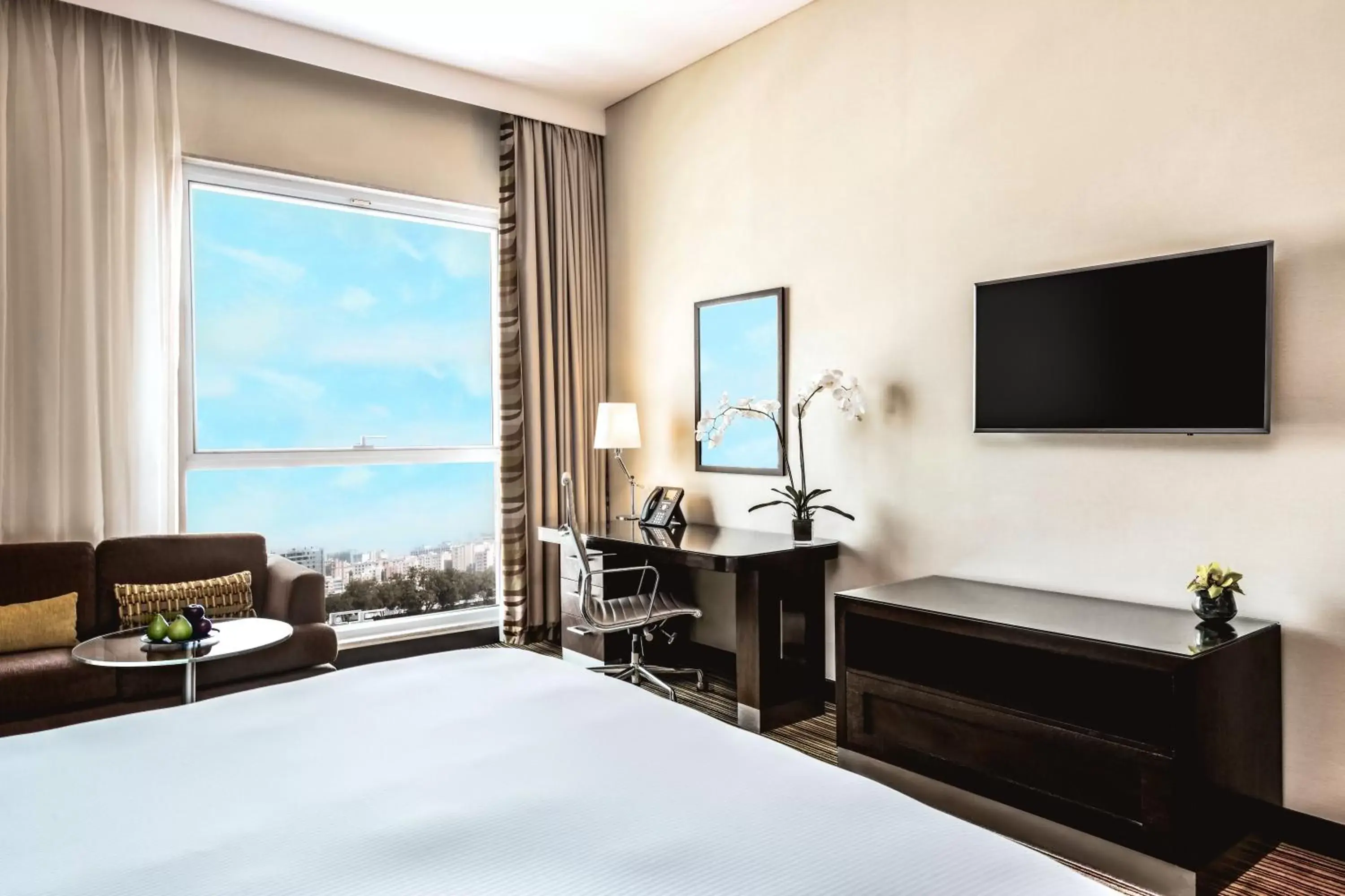 Bed, TV/Entertainment Center in Hyatt Regency Oryx Doha