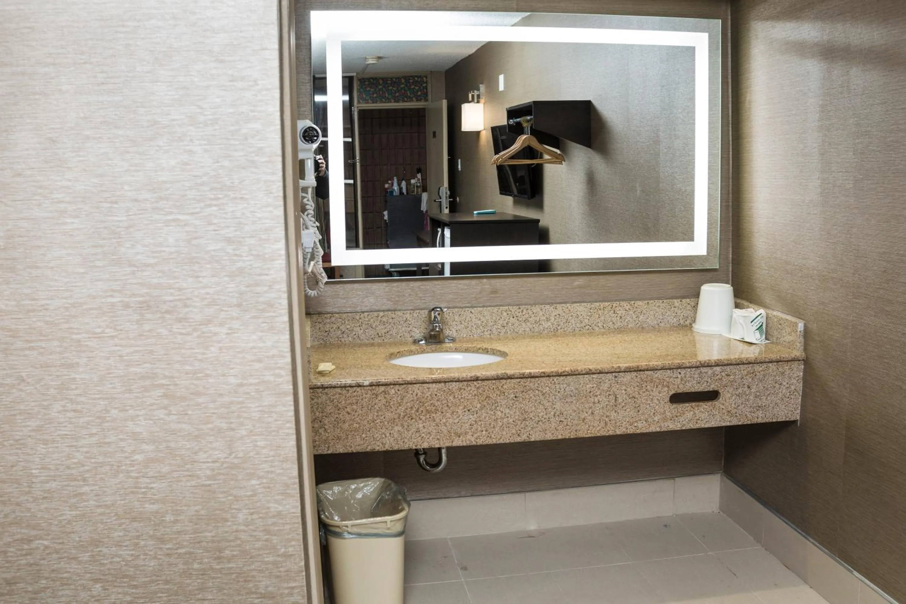 Bathroom in Mississauga Gate Inn