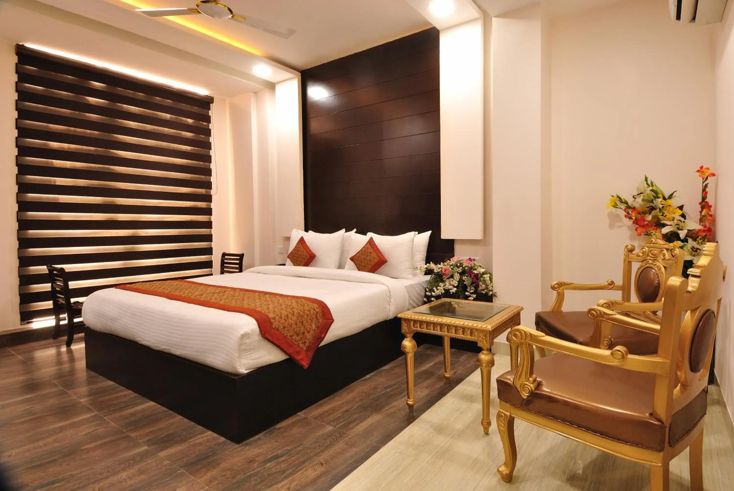 Photo of the whole room, Bed in Hotel Kings Inn, Karol Bagh, New Delhi