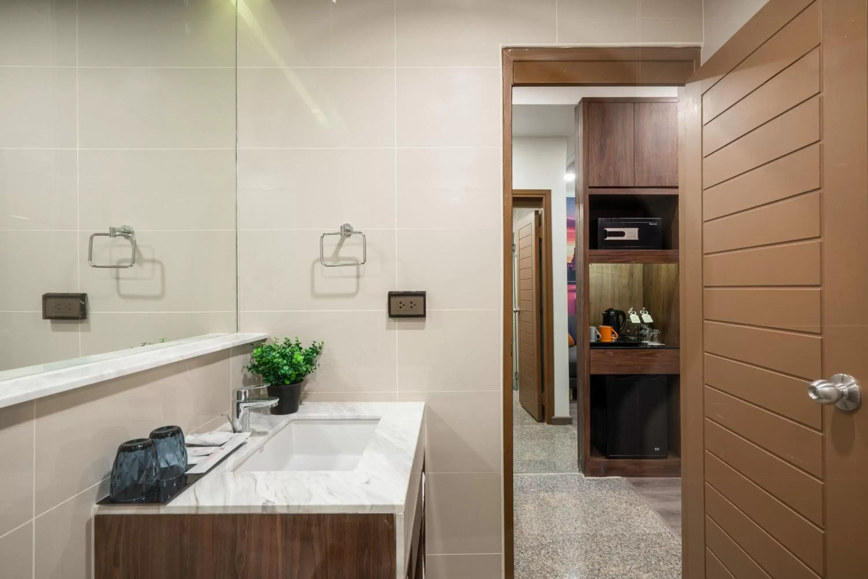 Bathroom, Kitchen/Kitchenette in Manhattan Hotel Bangkok