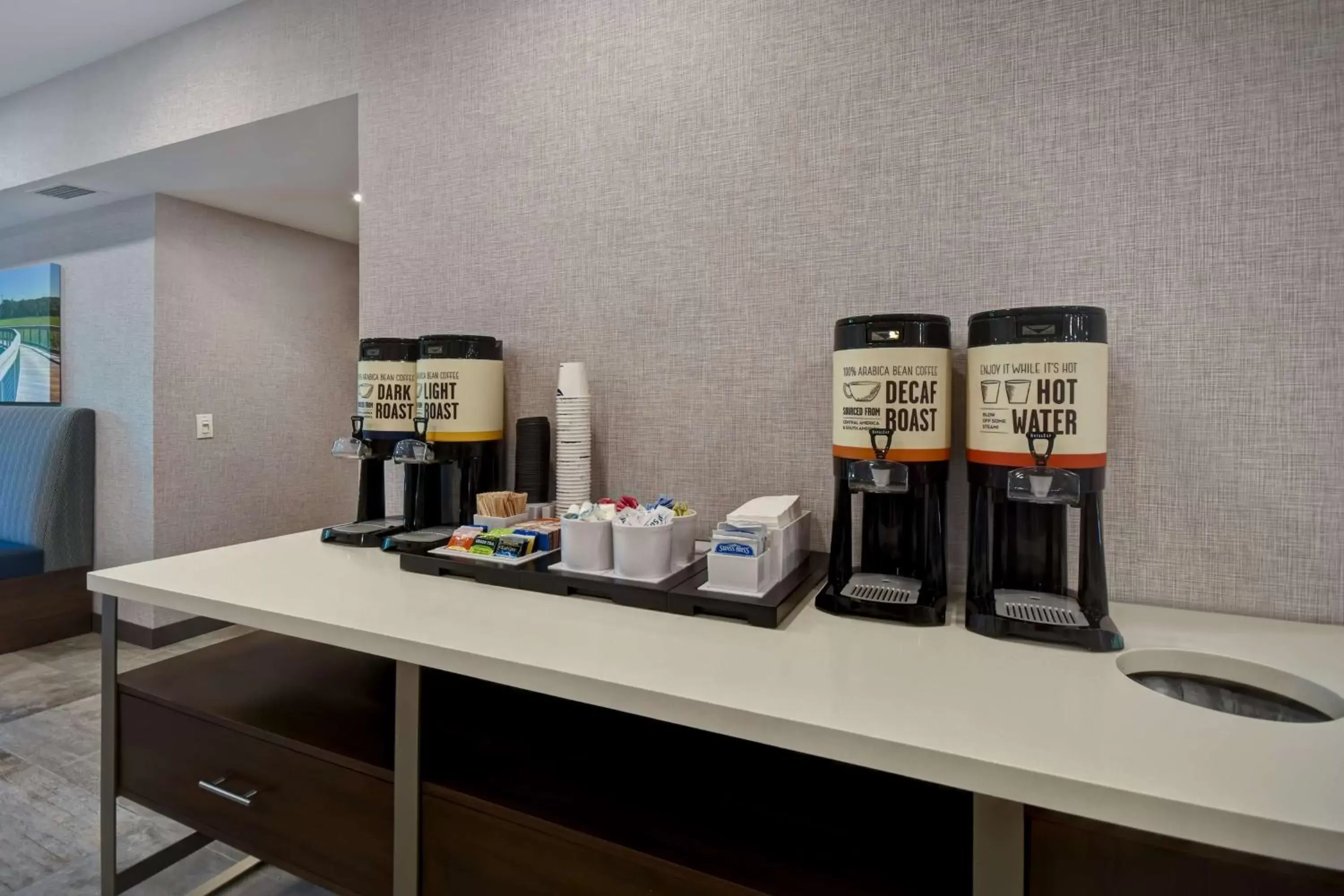 Dining area, Coffee/Tea Facilities in Hampton Inn Potomac Mills Woodbridge