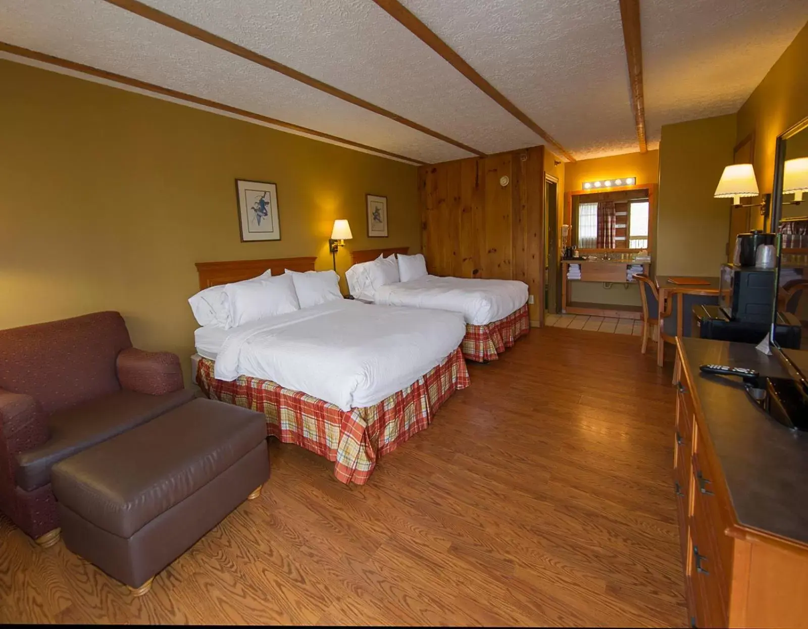 Bedroom, Bed in Timbers Lodge