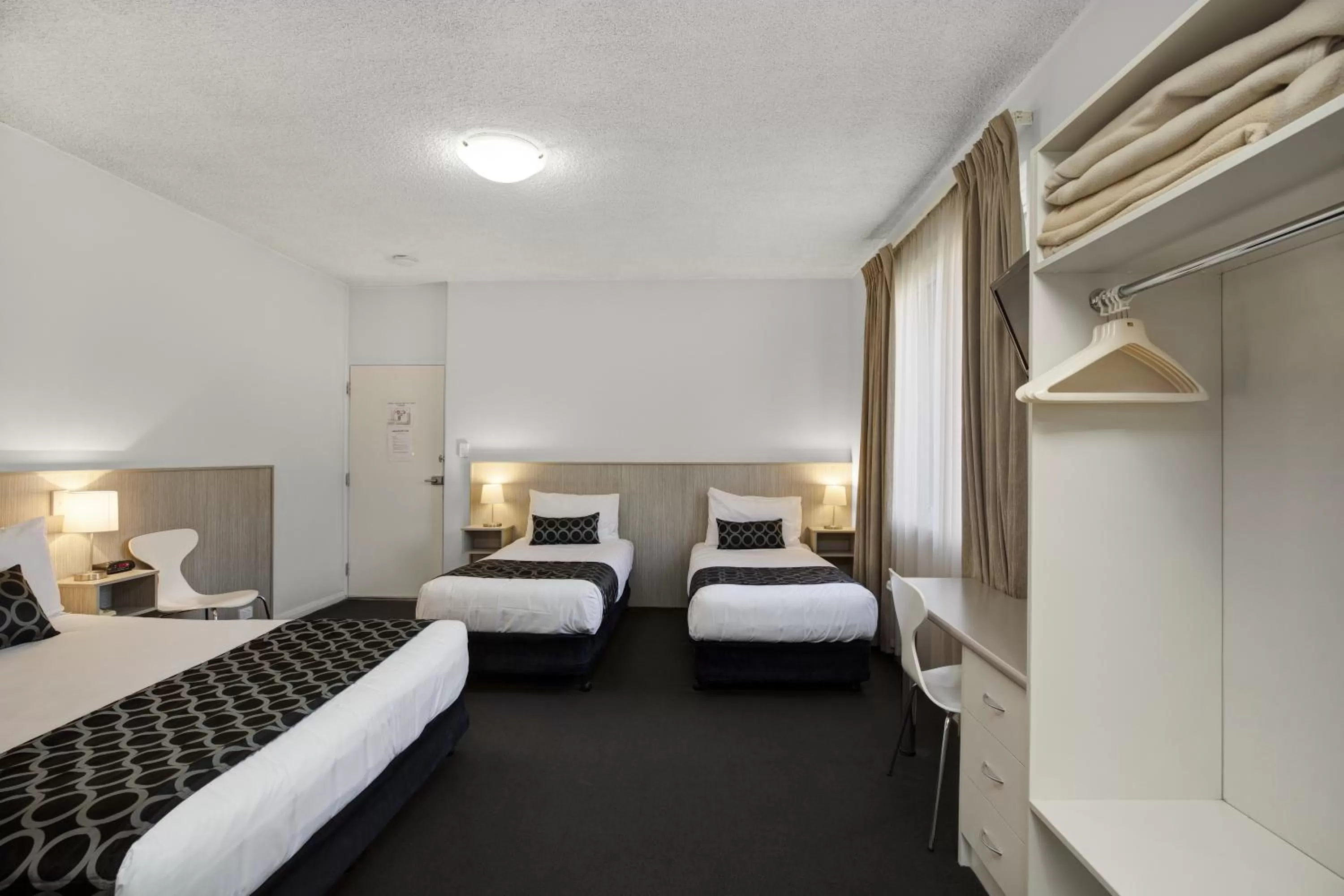 Photo of the whole room, Bed in Adelaide Road Motor Lodge