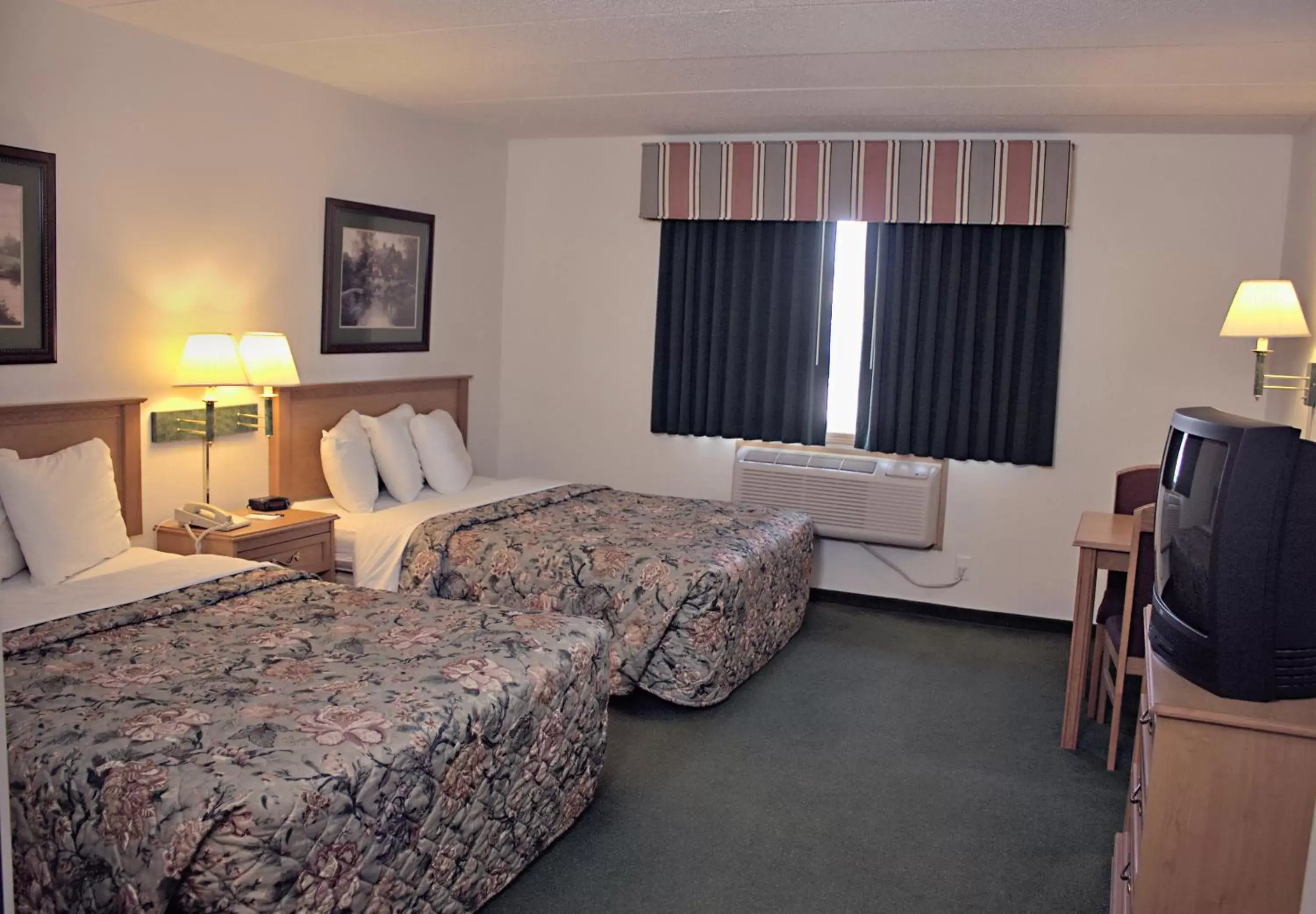 Bed in America's Best Inn - Annandale