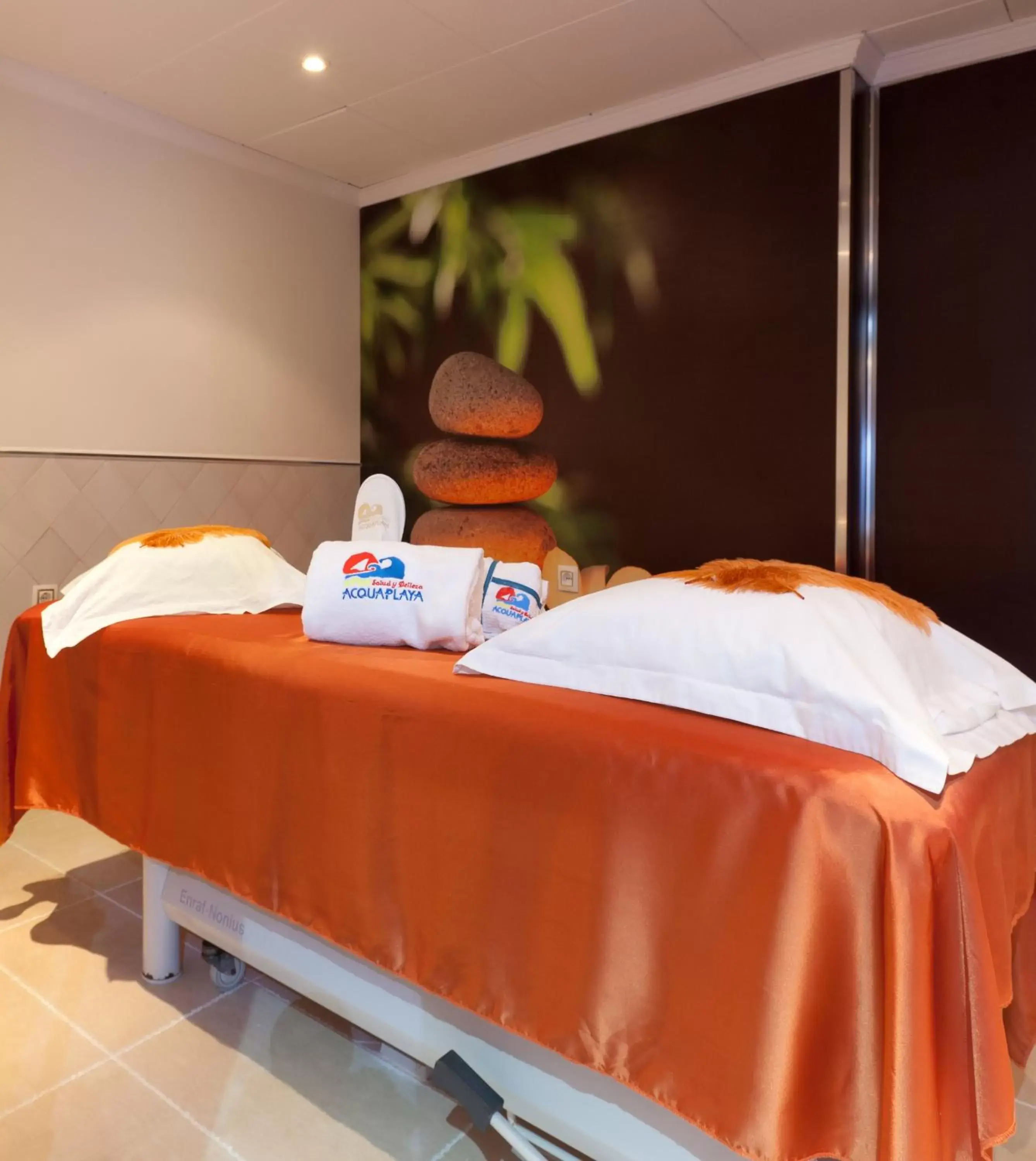 Massage in Senator Cádiz Spa Hotel