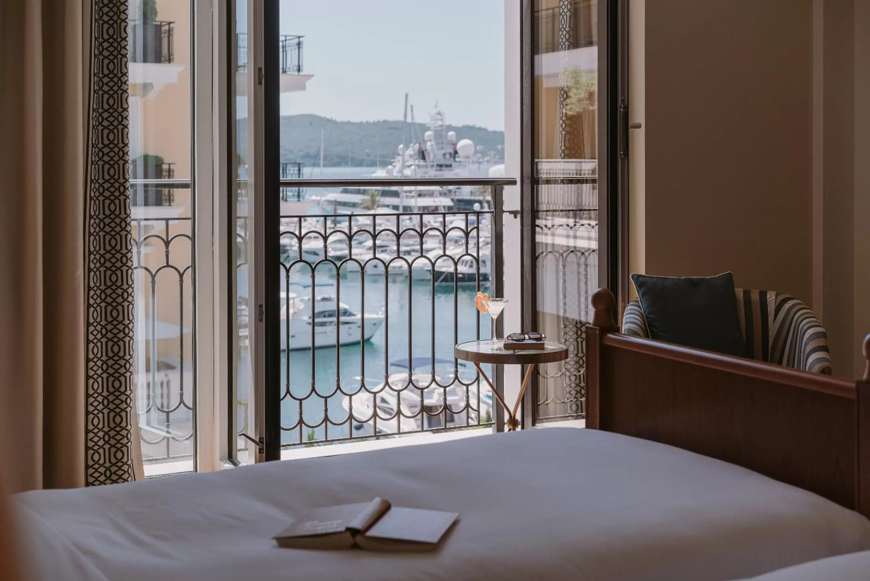 Balcony/Terrace, Bed in Regent Porto Montenegro