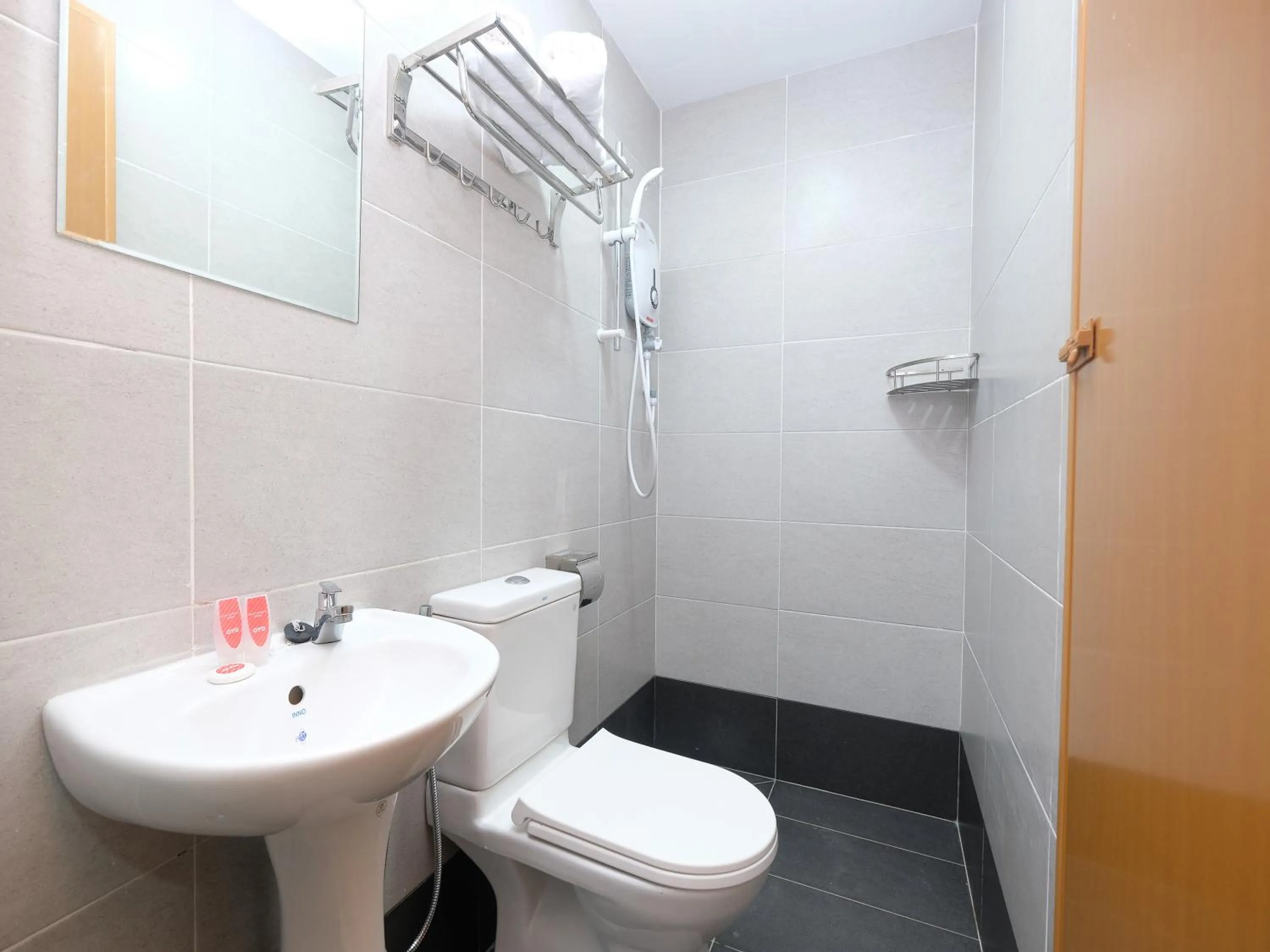 Bathroom in OYO 44043 First Garden Hotel