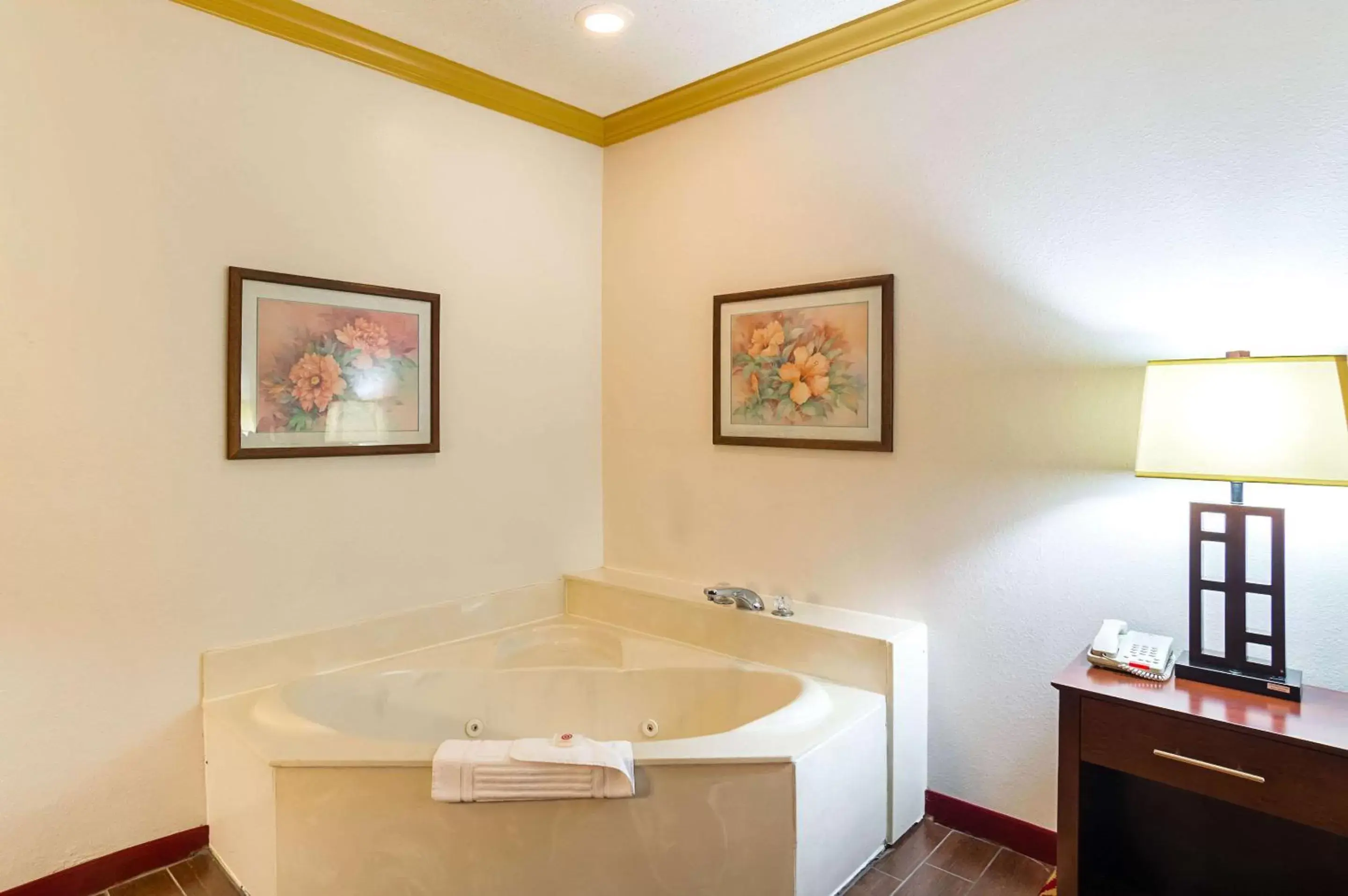 Photo of the whole room, Bathroom in Quality Suites