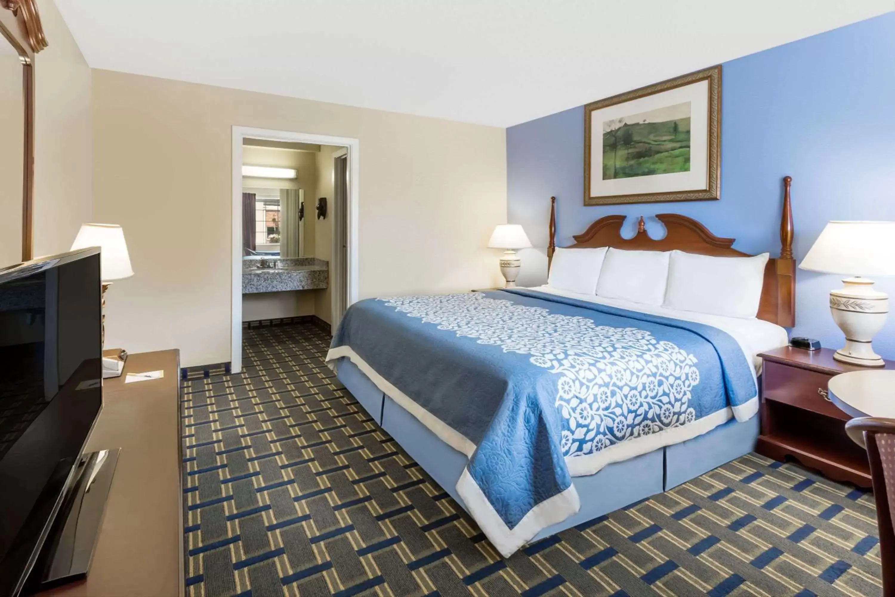 Photo of the whole room, Bed in Days Inn by Wyndham Plymouth