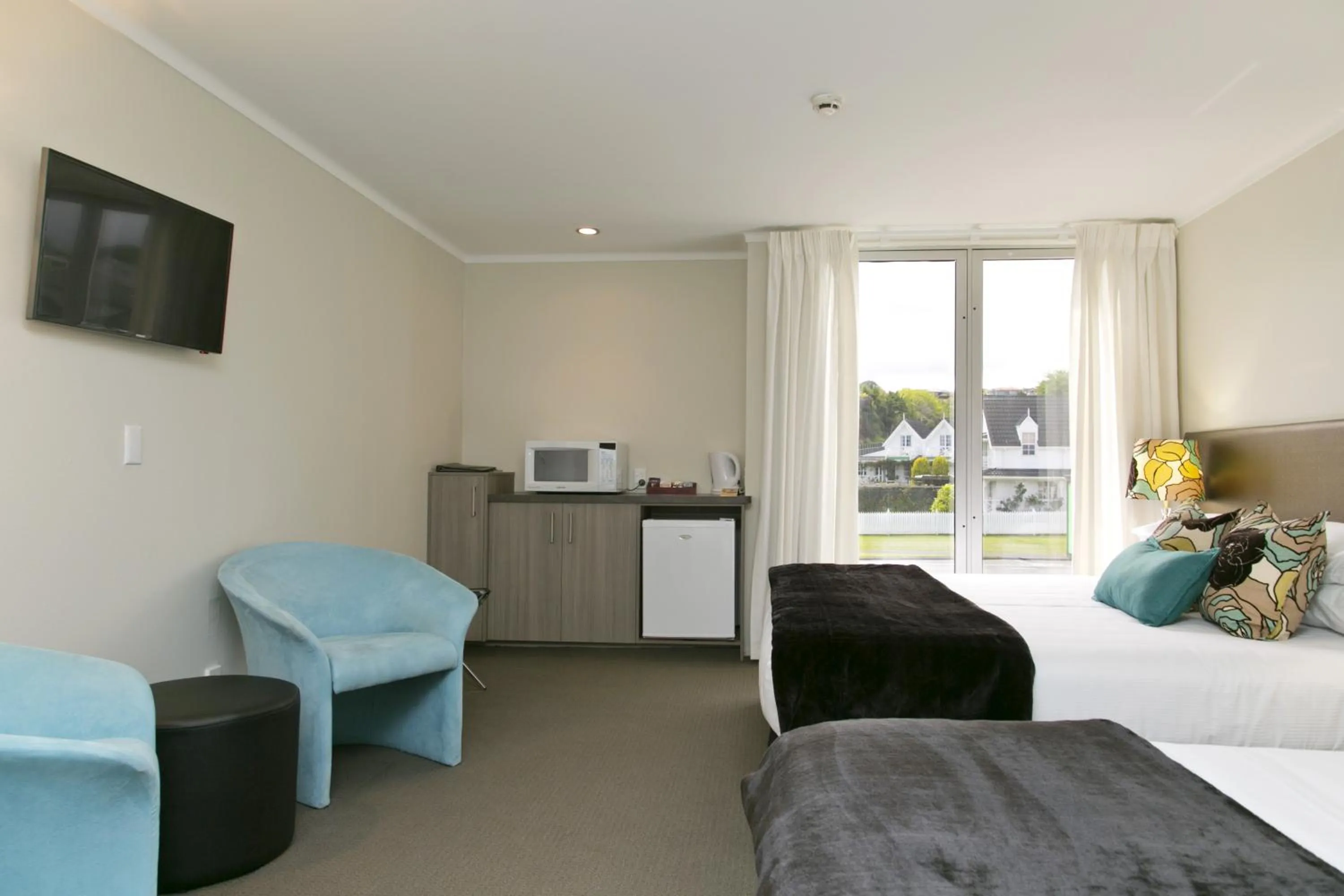 Bed in The Cove- On The Lake