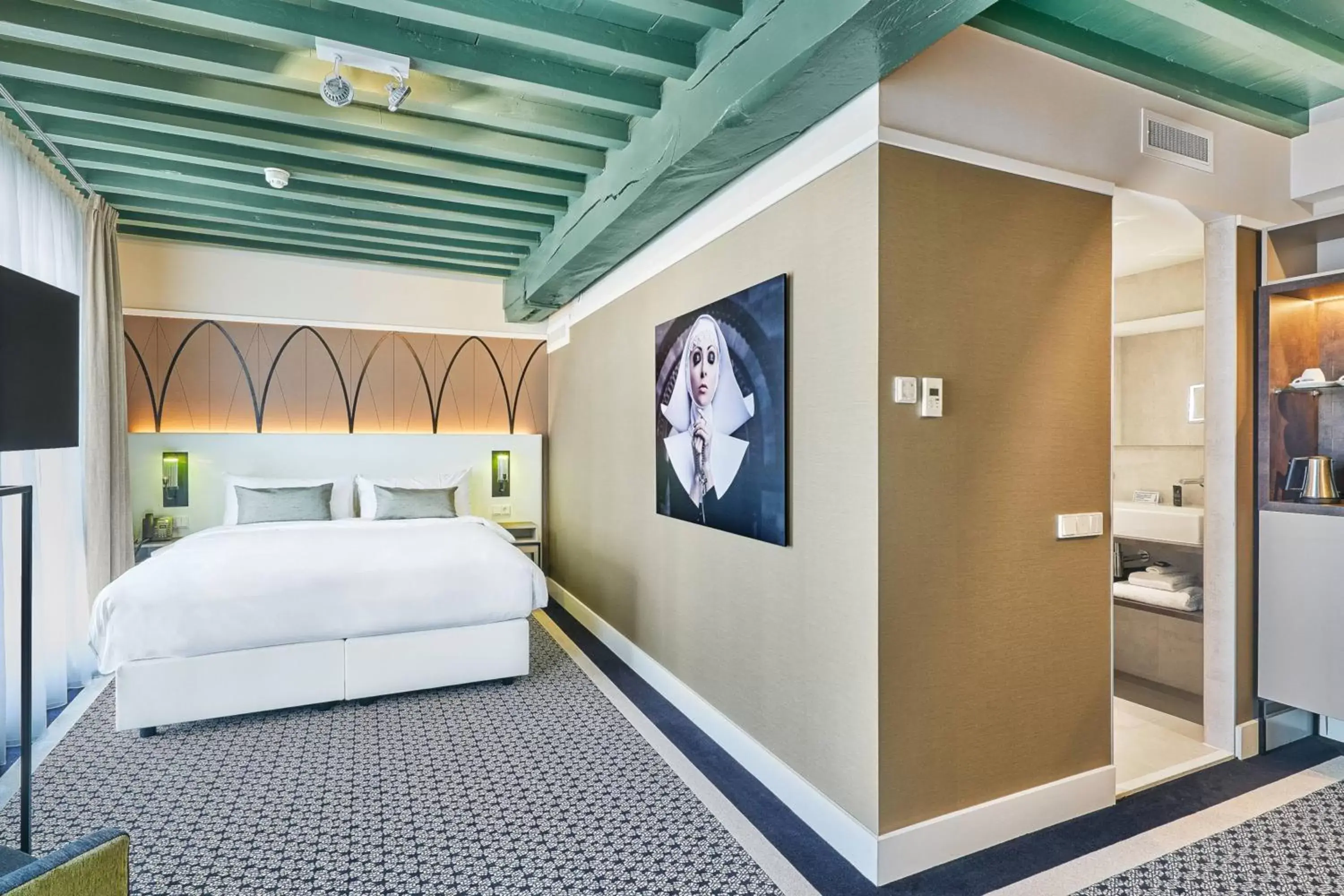 Photo of the whole room, Bed in Hotel Nassau Breda, Autograph Collection