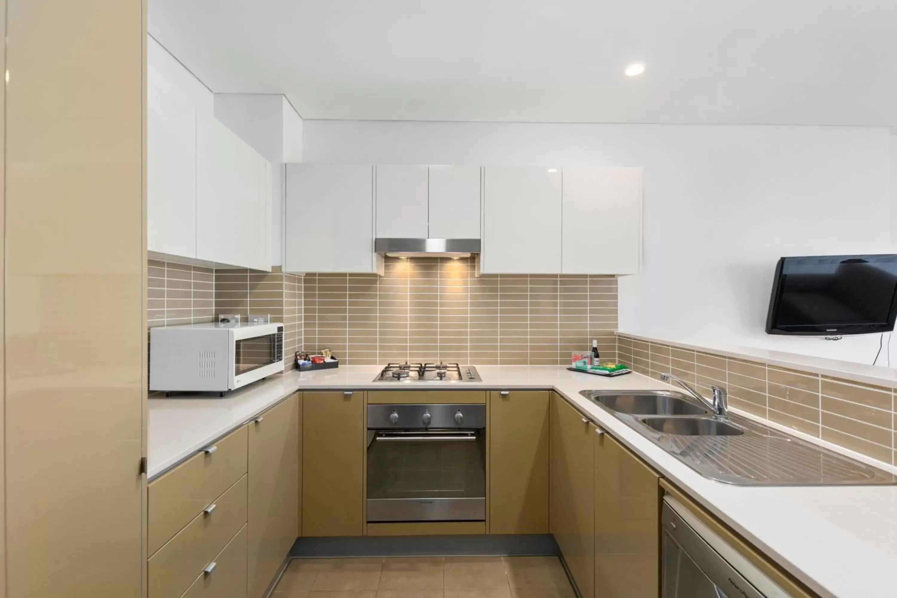 Kitchen or kitchenette, Kitchen/Kitchenette in Quality Suites Pioneer Sands