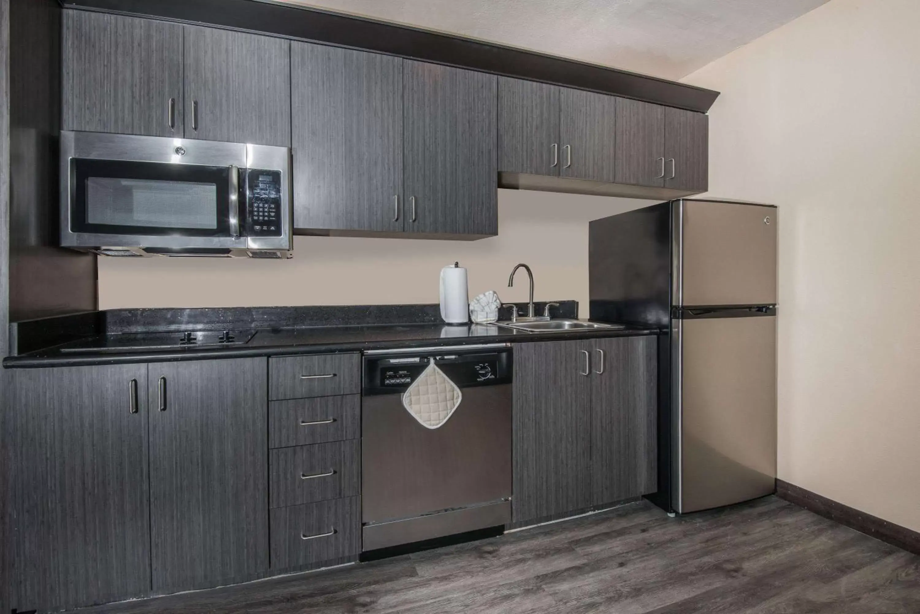 Photo of the whole room, Kitchen/Kitchenette in Hawthorn Suites Las Vegas