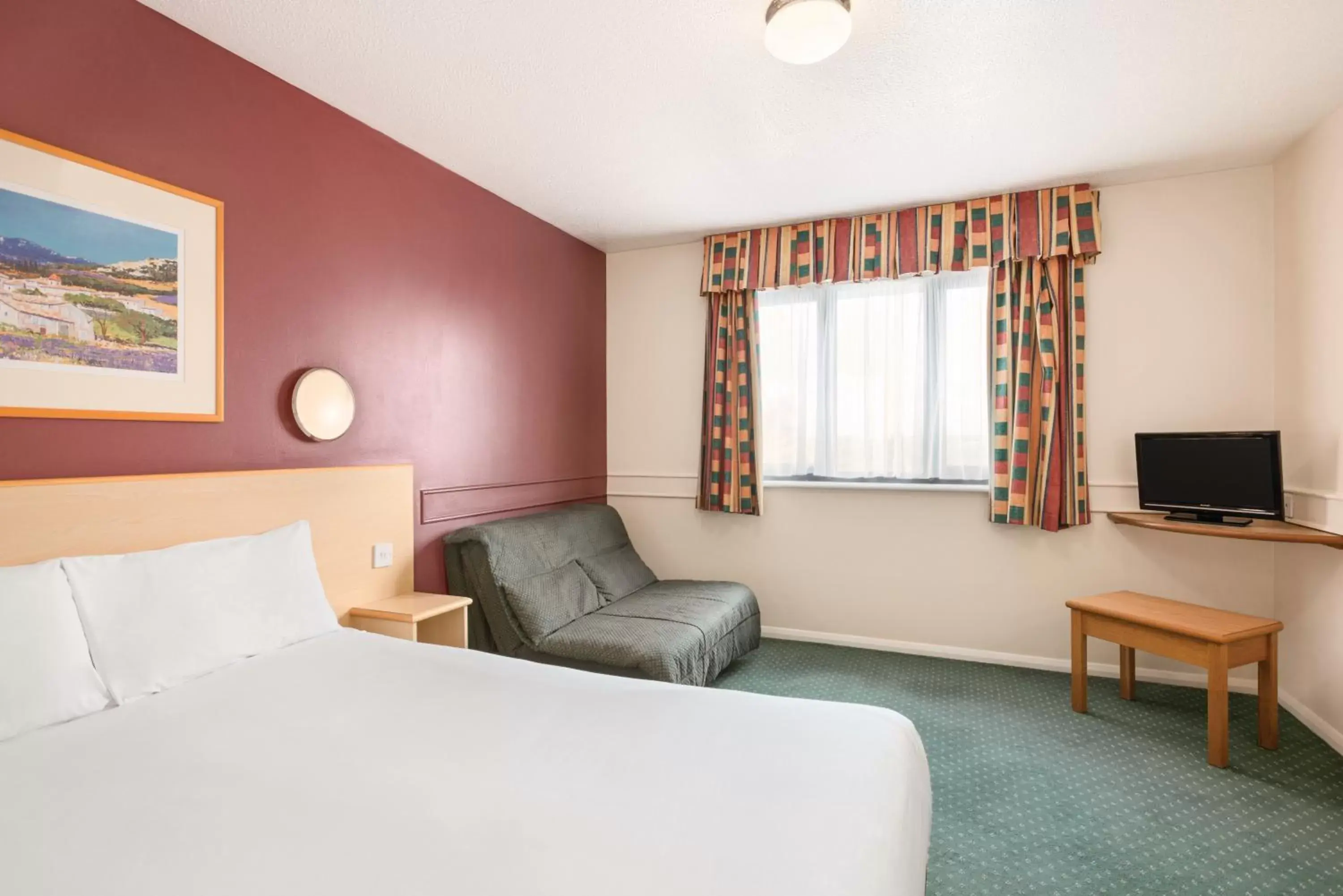 Photo of the whole room, Bed in Days Inn Hotel Sheffield South