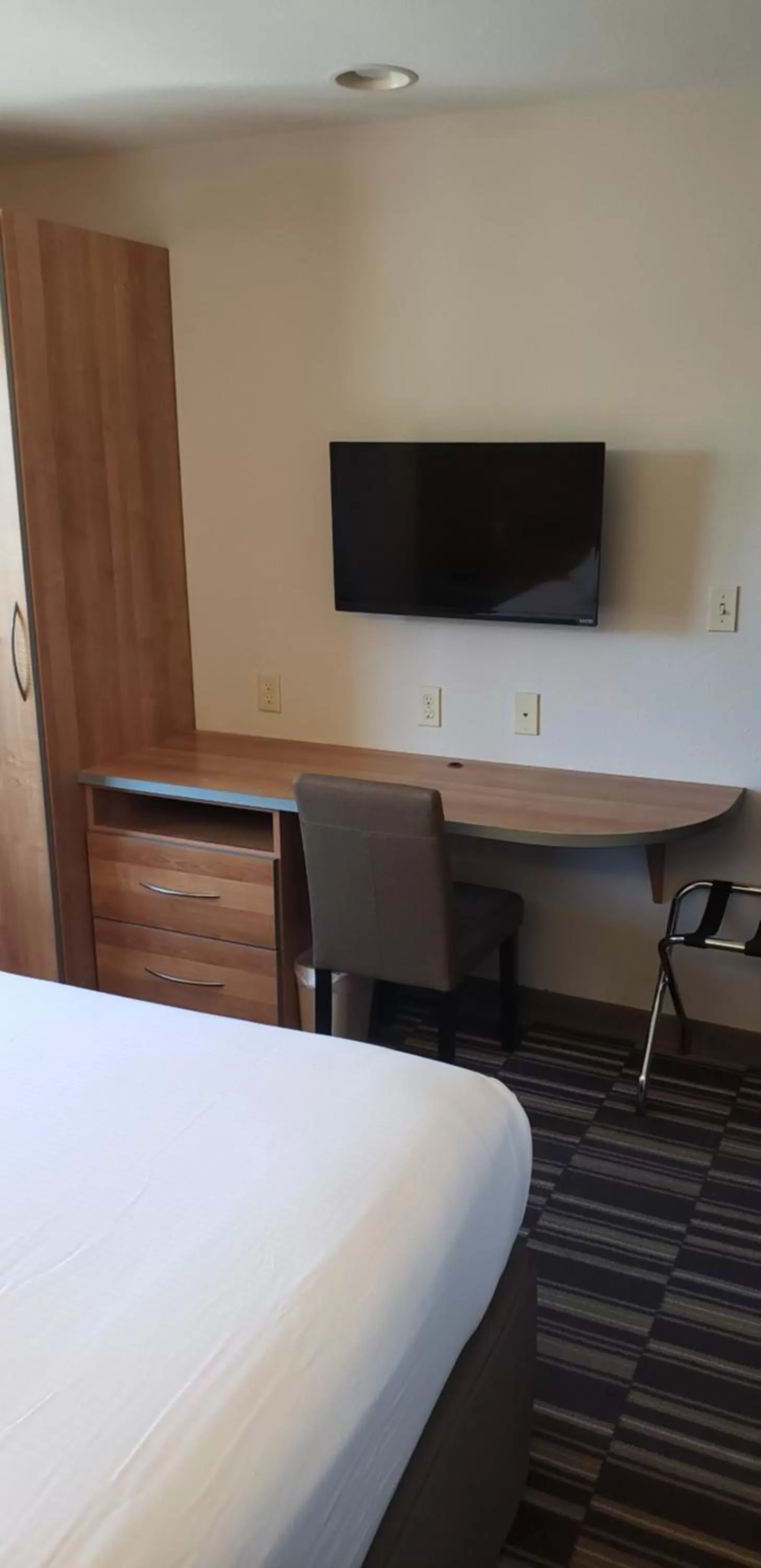 TV and multimedia, Bed in York Microtel Inn & Suites by Wyndham
