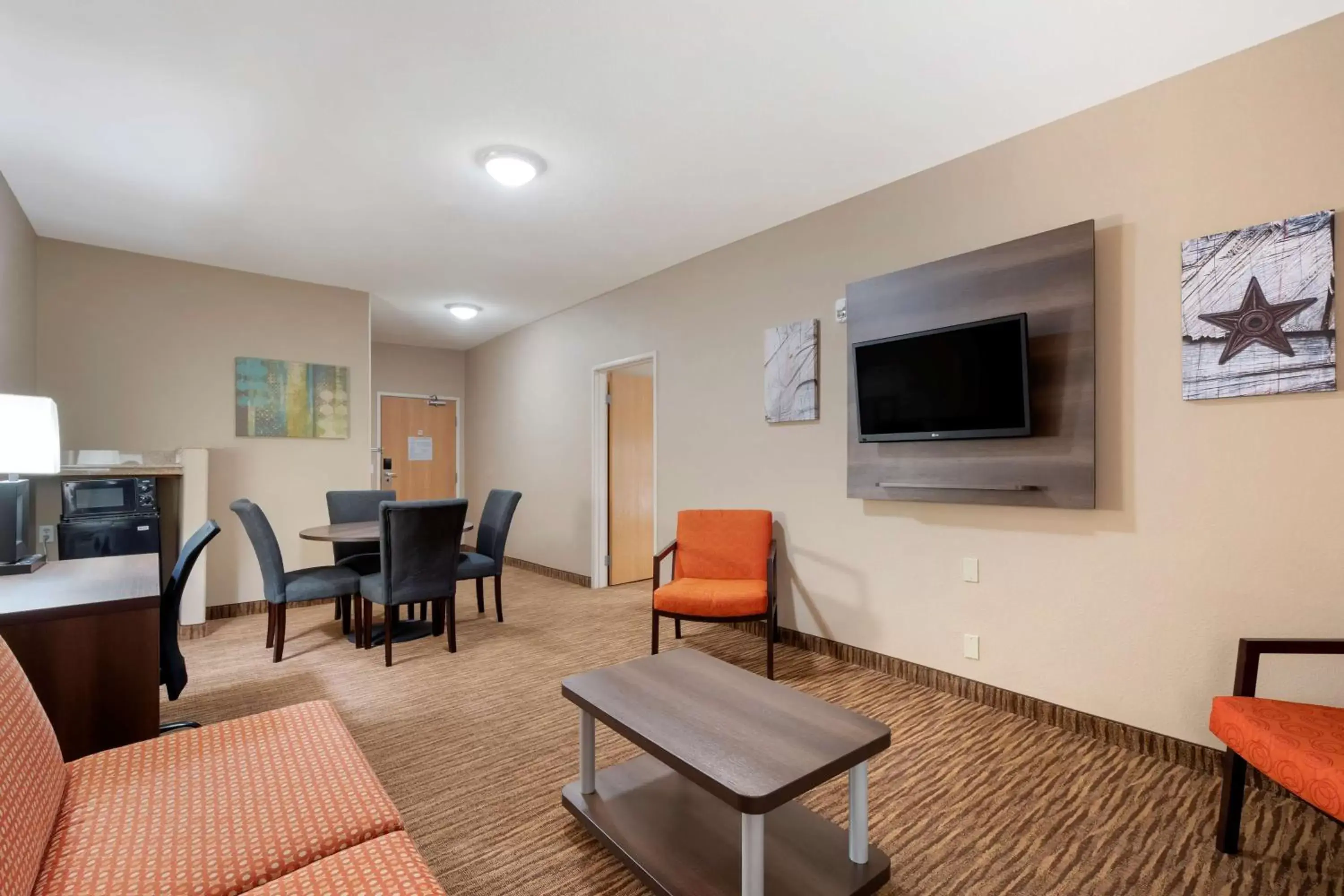 Photo of the whole room, Seating Area in Best Western Plus DFW Airport Suites