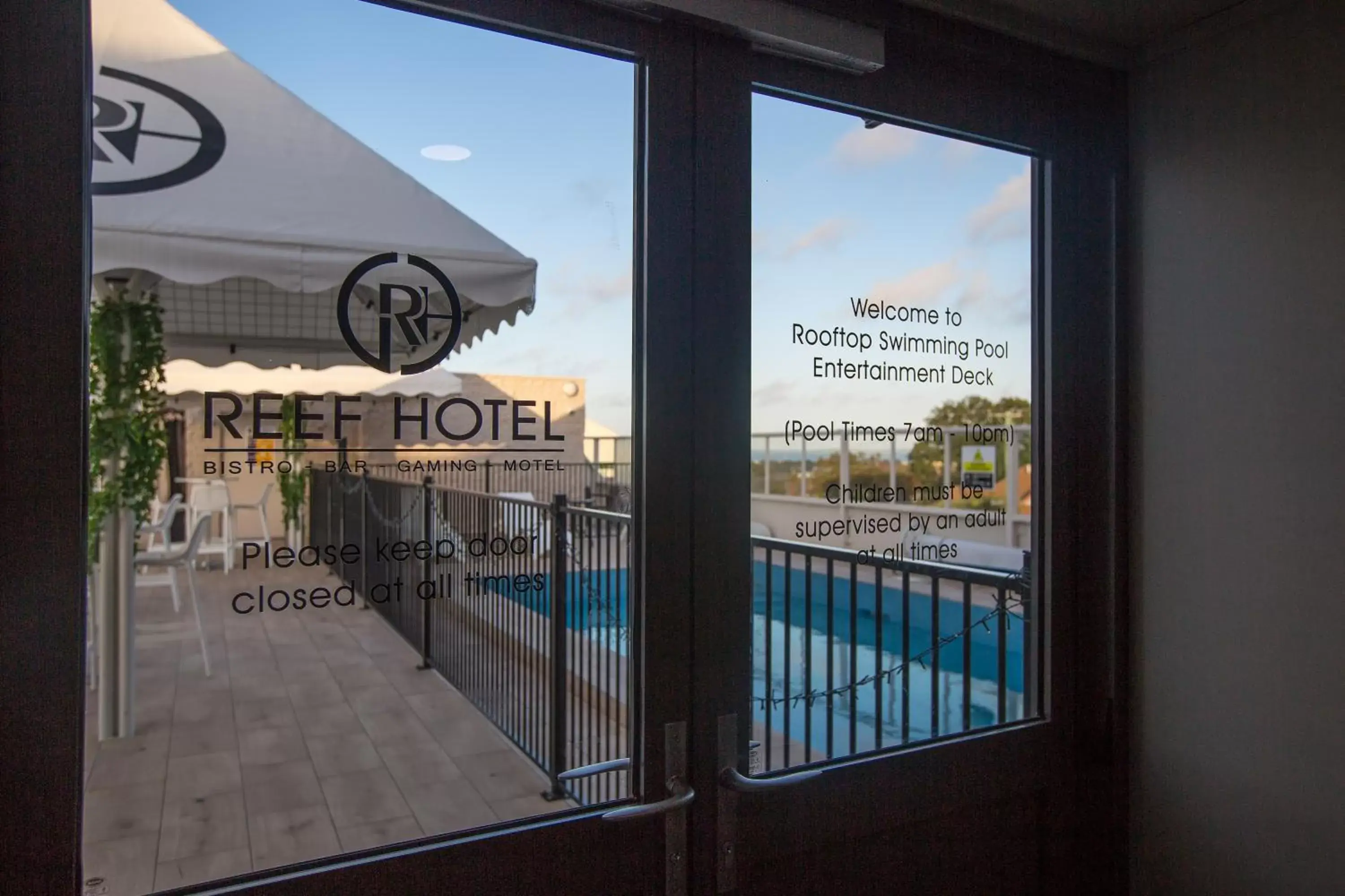 Swimming pool, Pool View in Gladstone Reef Hotel Motel