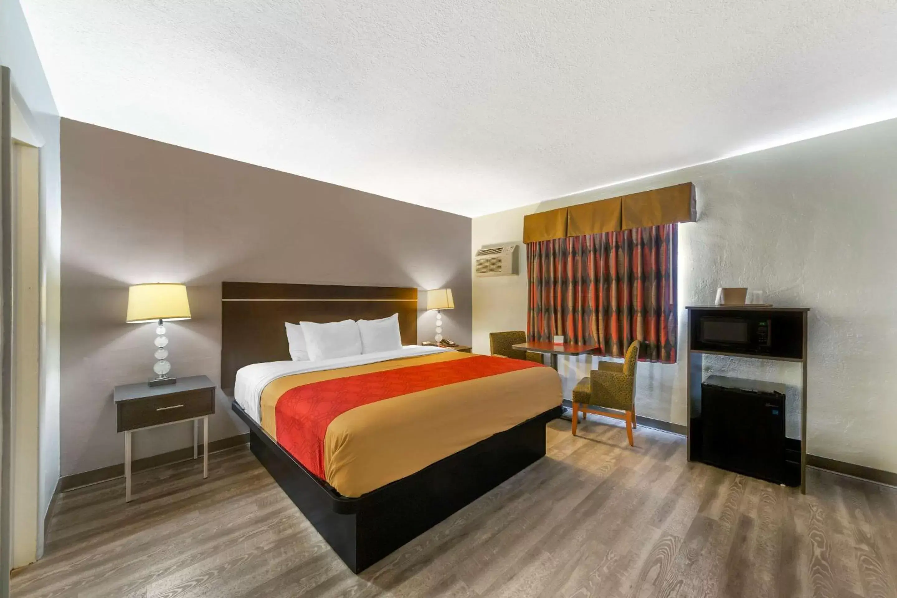 Bedroom in Econo Lodge Hollywood-Ft Lauderdale International Airport