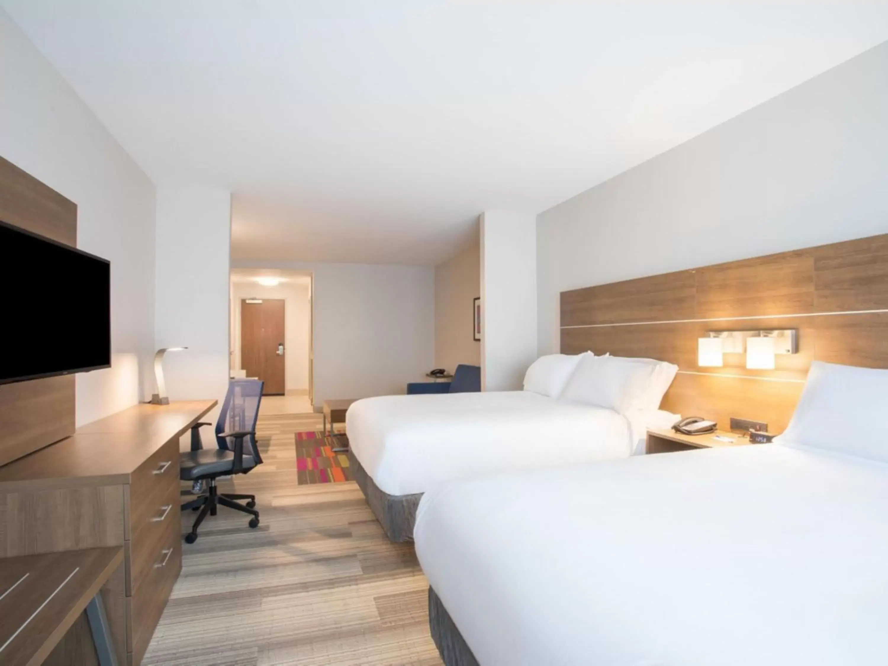 Bedroom, TV/Entertainment Center in Holiday Inn Express & Suites Owings Mills-Baltimore Area, an IHG Hotel