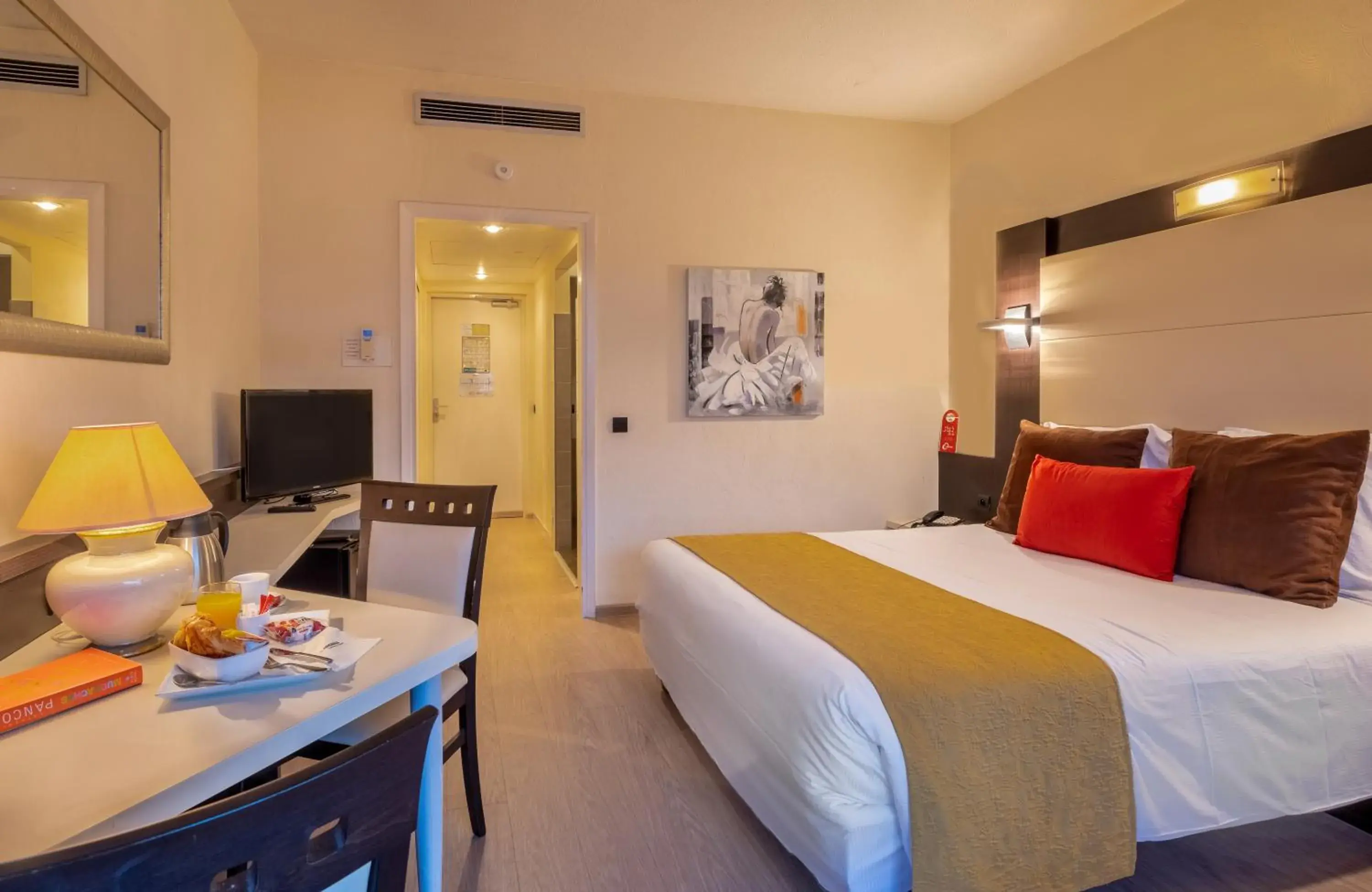 Double or Twin Room with Balcony in The Originals City, Hôtel Galaxie, Nice Aéroport Double or Twin Room with Balcony in The Originals City, Hôtel Galaxie, Nice Aéroport